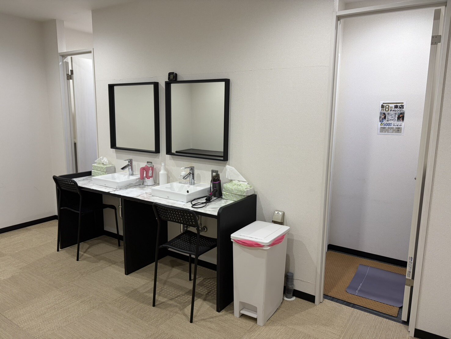 シャワールーム男女2台ずつ完備しておりお仕事前後にもご利用いただけます！（片柳店|埼玉県坂戸市のフィットネスジム）