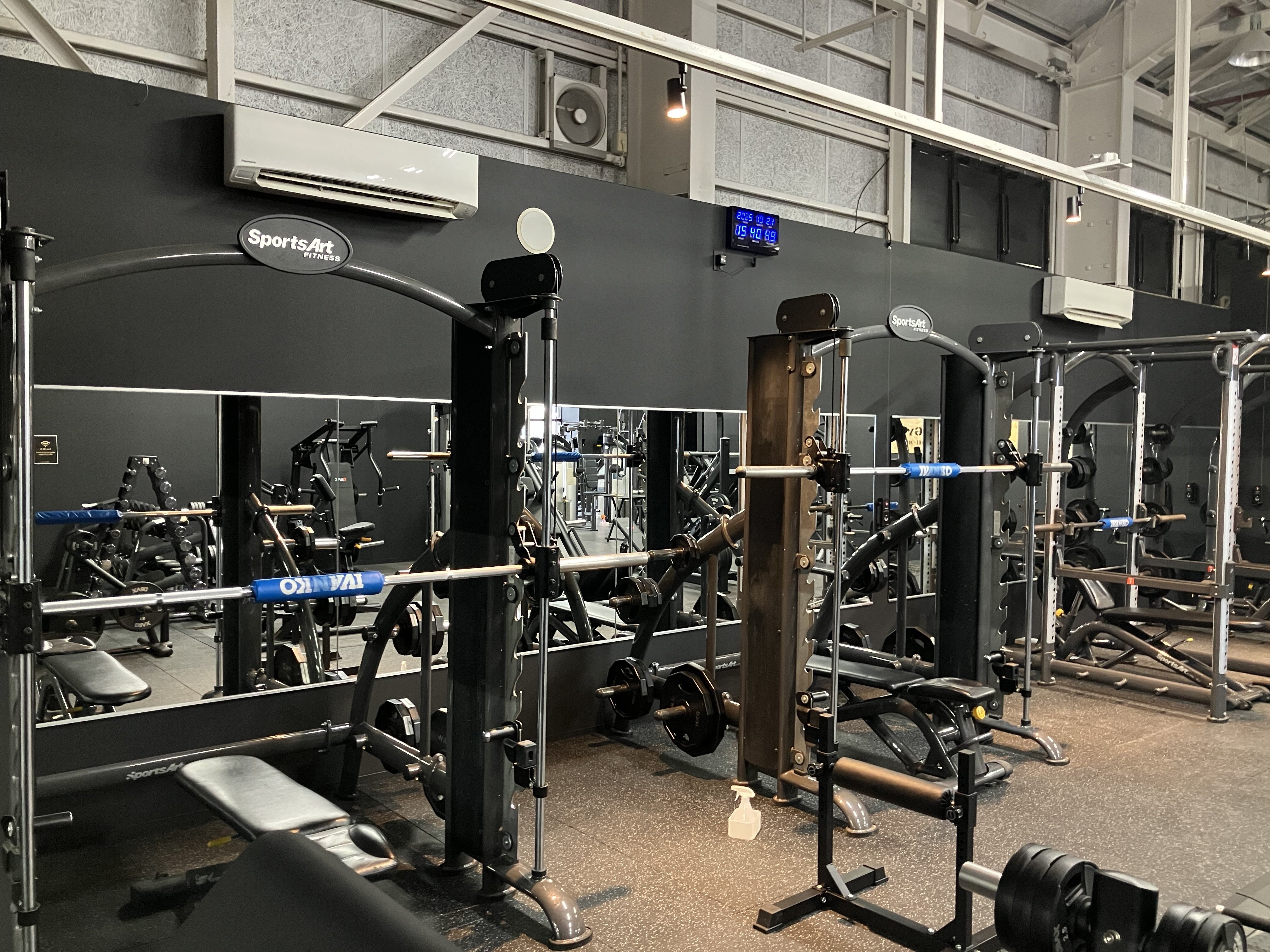 地域最大級のフリーウエイトエリアです！パワーラック2台、スミスマシン2台、ダンベル50kgまで！（青森むつ店|青森県むつ市のフィットネスジム）