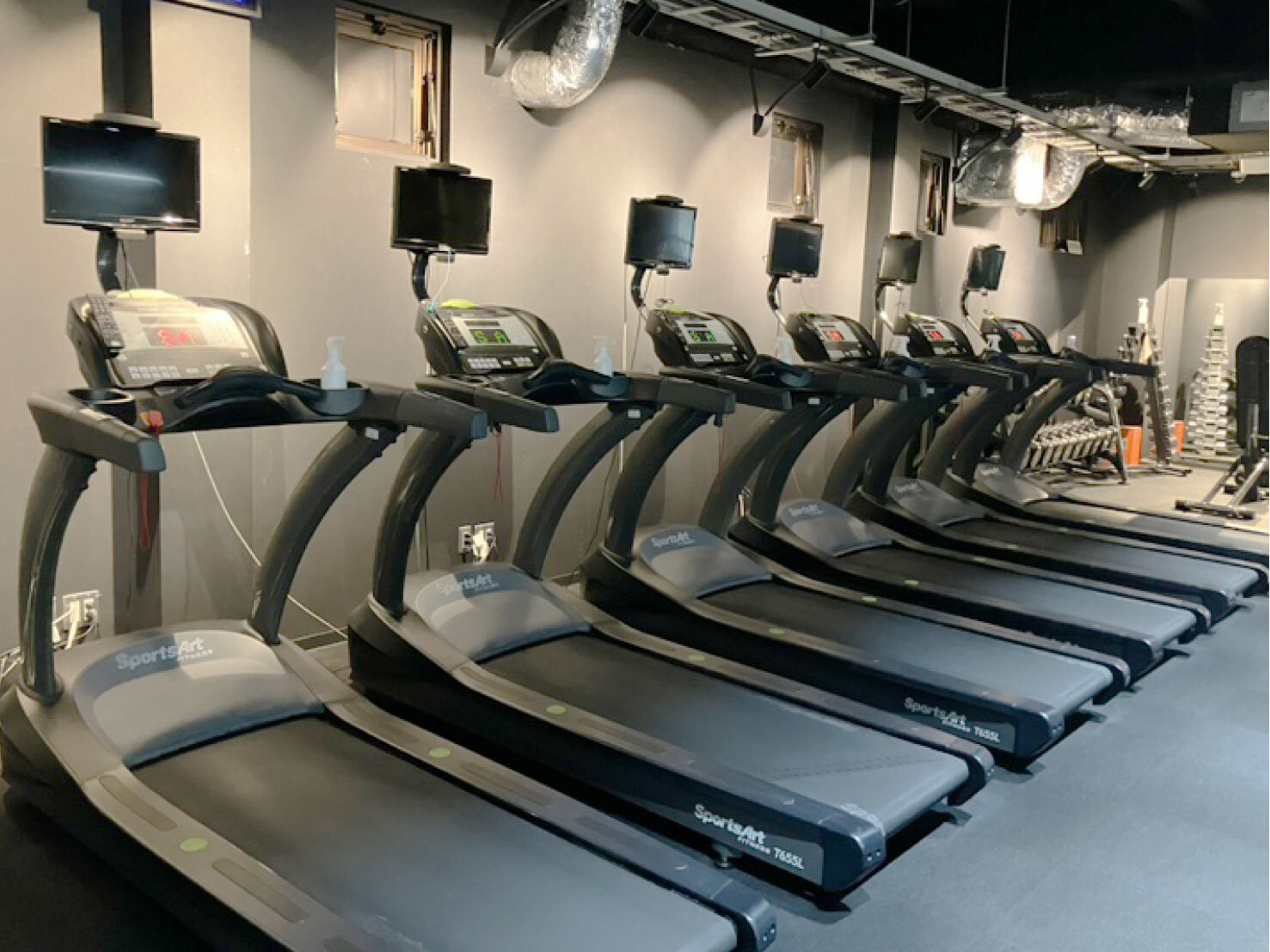 広々とした館内でソーシャルディスタンスを保ちながらトレーニング（大日店|大阪府守口市のフィットネスジム）