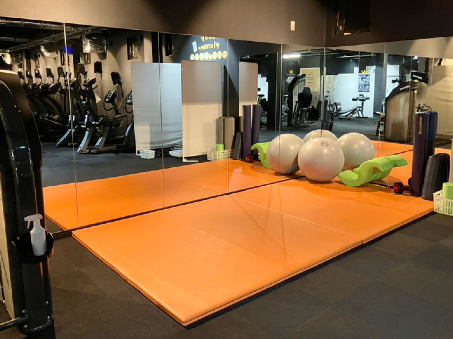 ヨガスペースも十分な広さを確保しています（大日店|大阪府守口市のフィットネスジム）