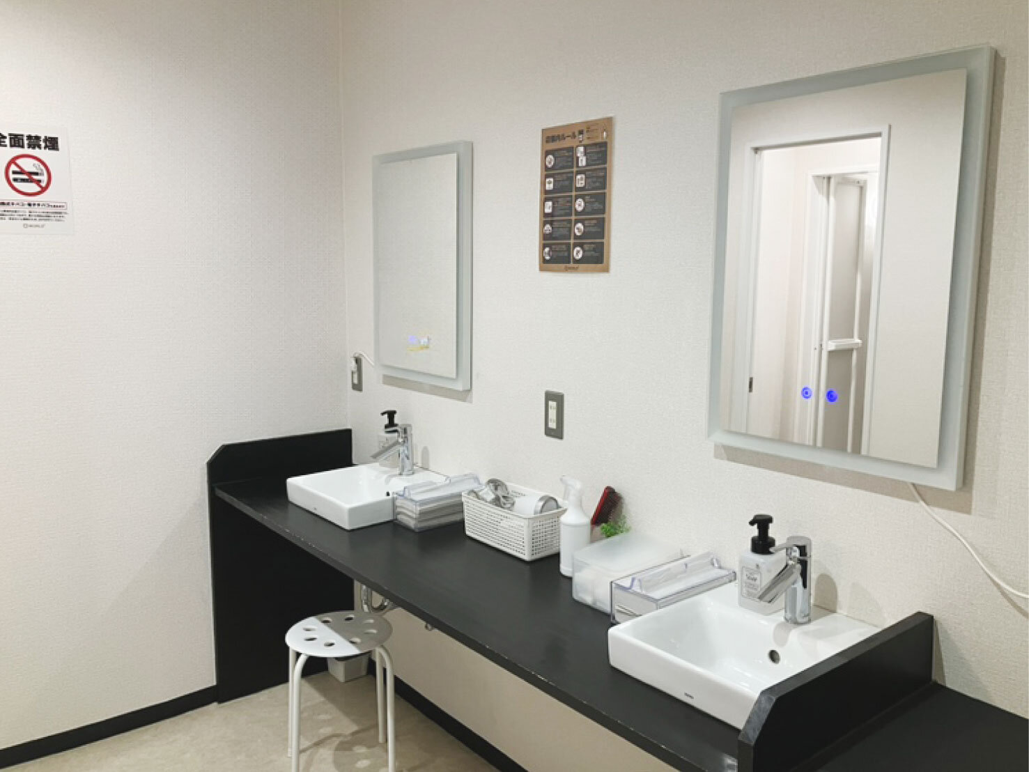 シャワールーム完備。もちろんシャワールーム・パウダールームも全て除菌コーティング済です！（大日店|大阪府守口市のフィットネスジム）