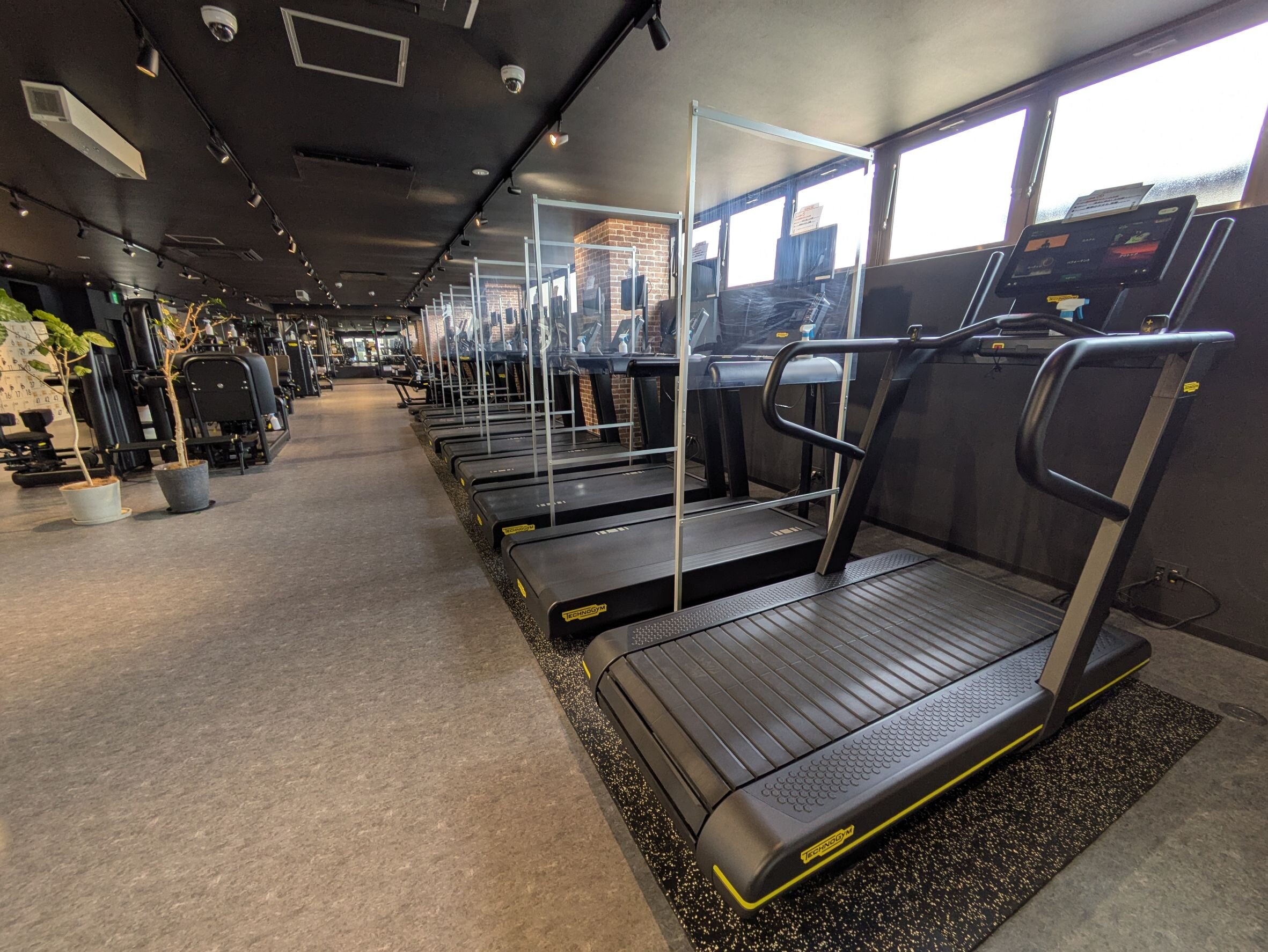 有酸素マシンも多数導入！脂肪燃焼＆健康維持に◎（ 河内国分駅前店|大阪府柏原市のフィットネスジム）