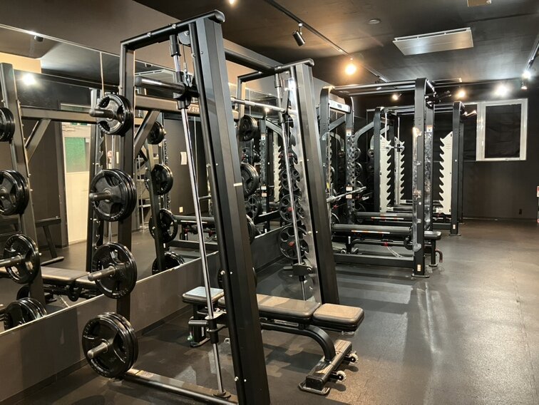 フリーウエイトエリア！スミスマシン、パワーラック、フリーダムラック設置！（水沢店|岩手県奥州市のフィットネスジム）