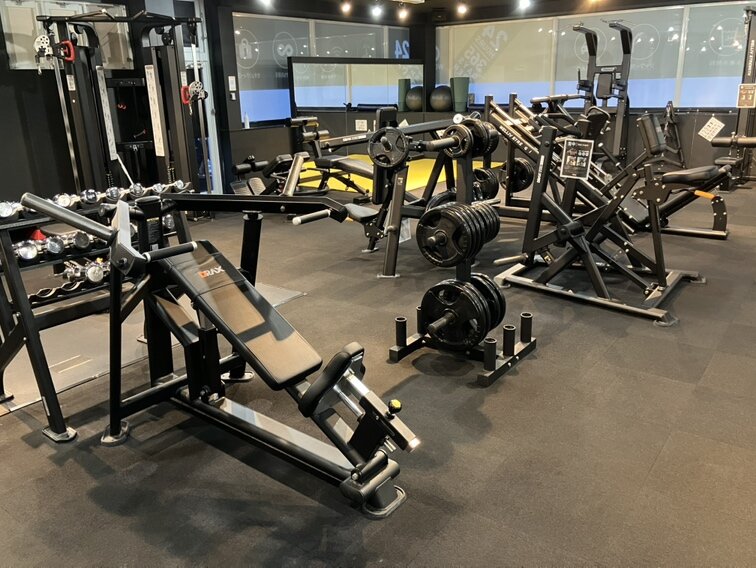 プレートロードのマシンもあります！インクラインベンチプレス、フロントロウ、レッグプレス、ショルダープレス設置！（水沢店|岩手県奥州市のフィットネスジム）