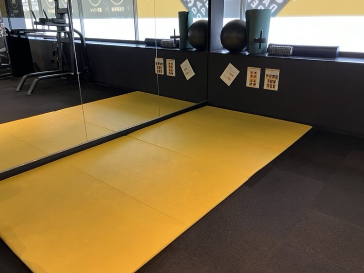 ストレッチエリア！バランスボール、ストレッチポール、フォームローラーがあります！（水沢店|岩手県奥州市のフィットネスジム）