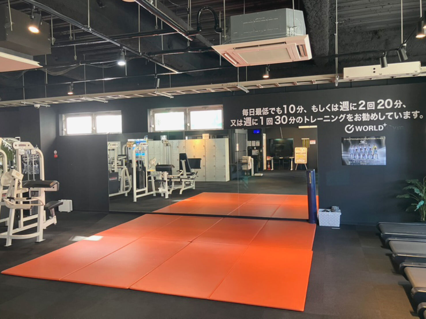 ストレッチエリアには、バランスボール・ストレッチポールをご用意！（西成店|大阪府大阪市西成区のフィットネスジム）