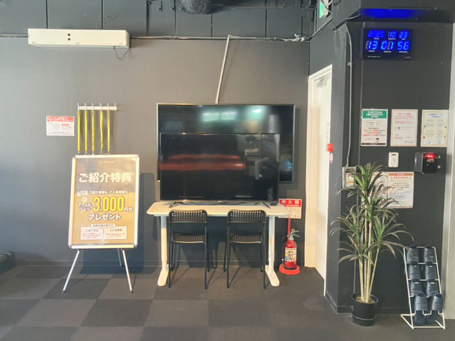 休憩スペースには大型TV完備！（西成店|大阪府大阪市西成区のフィットネスジム）