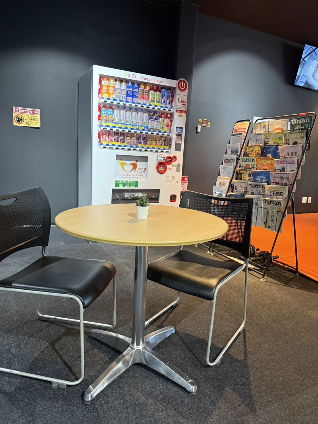 休憩用テーブル、フィットネス関連の雑誌も設置しています（卯の里店|栃木県さくら市のフィットネスジム）