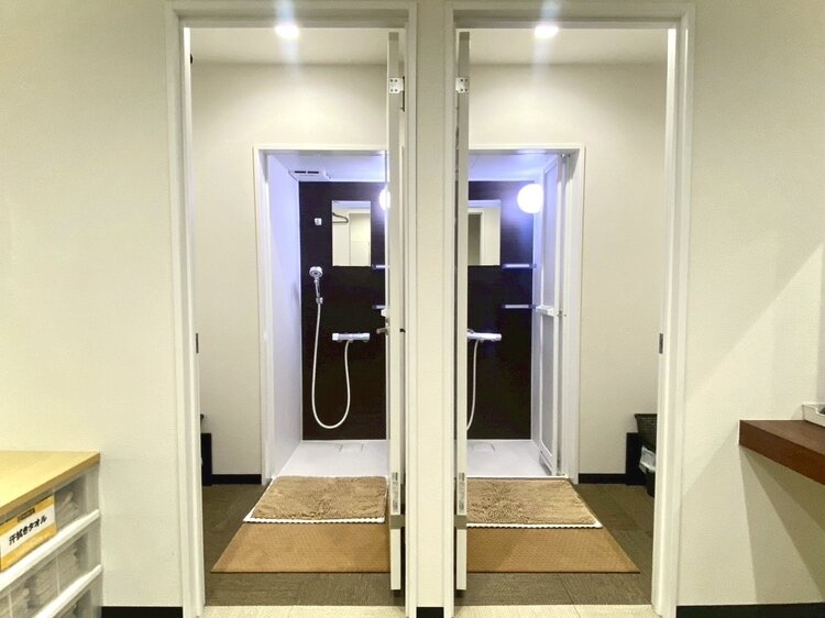 シャワールーム完備！(無料) 男性・女性更衣室にそれぞれ2部屋ずつございます◎（葵店|静岡県浜松市中央区のフィットネスジム）