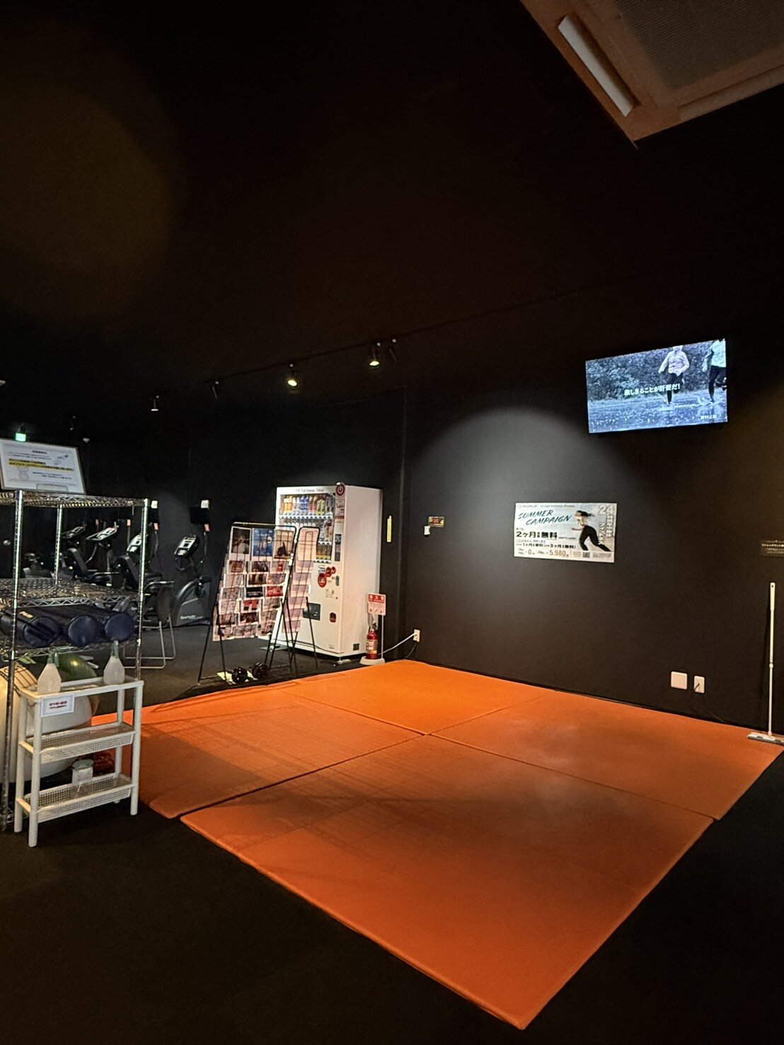 大型モニターあり、モニター動画を見ながらストレッチ、ヨガも可能（卯の里店|栃木県さくら市のフィットネスジム）