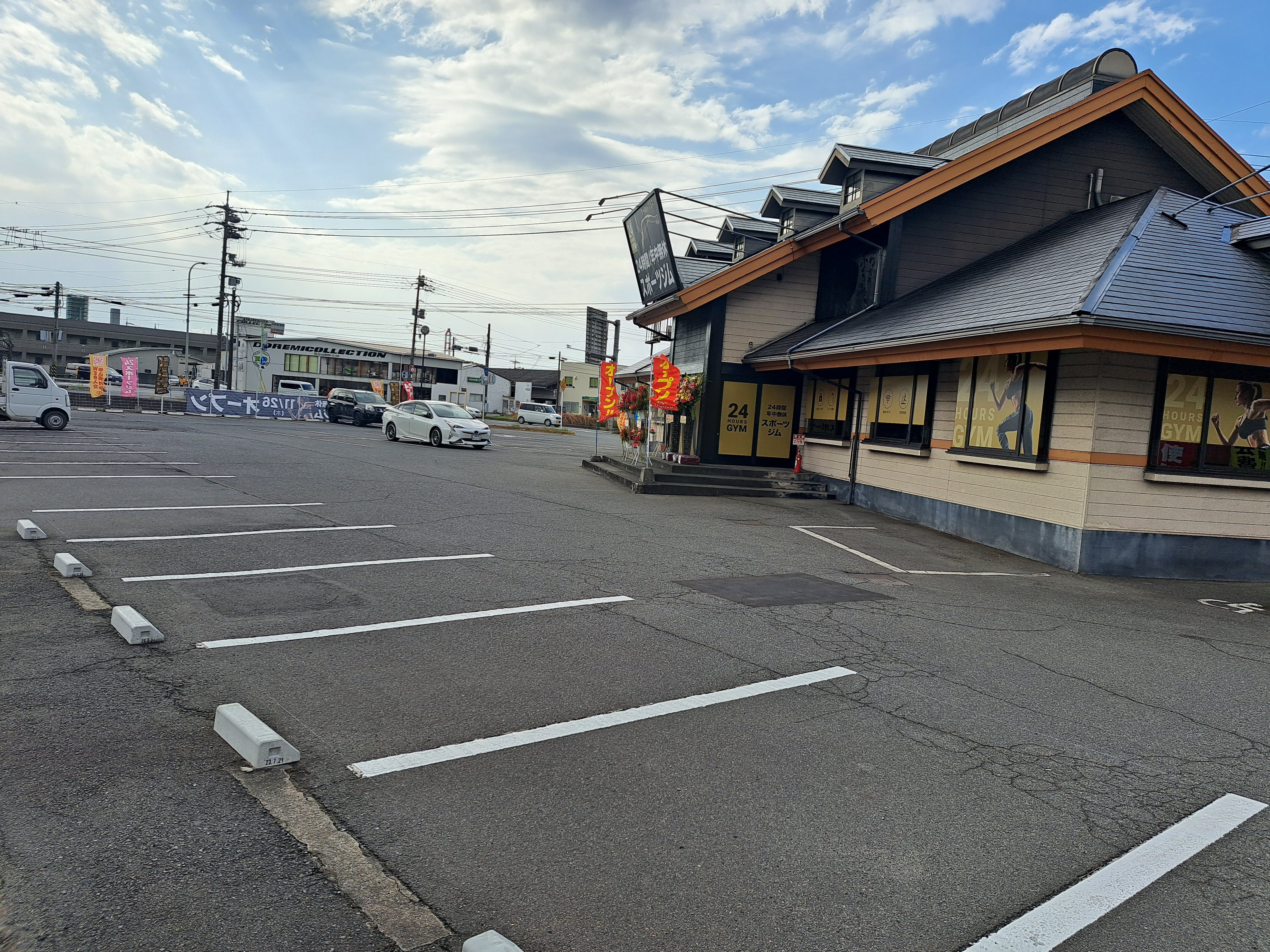 最大33台駐車できるスペースを用意しております。（倉敷広江店|岡山県倉敷市のフィットネスジム）