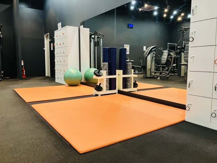 広々ストレッチコーナー＆無料ロッカーご用意しております！（伊勢店|三重県伊勢市のフィットネスジム）