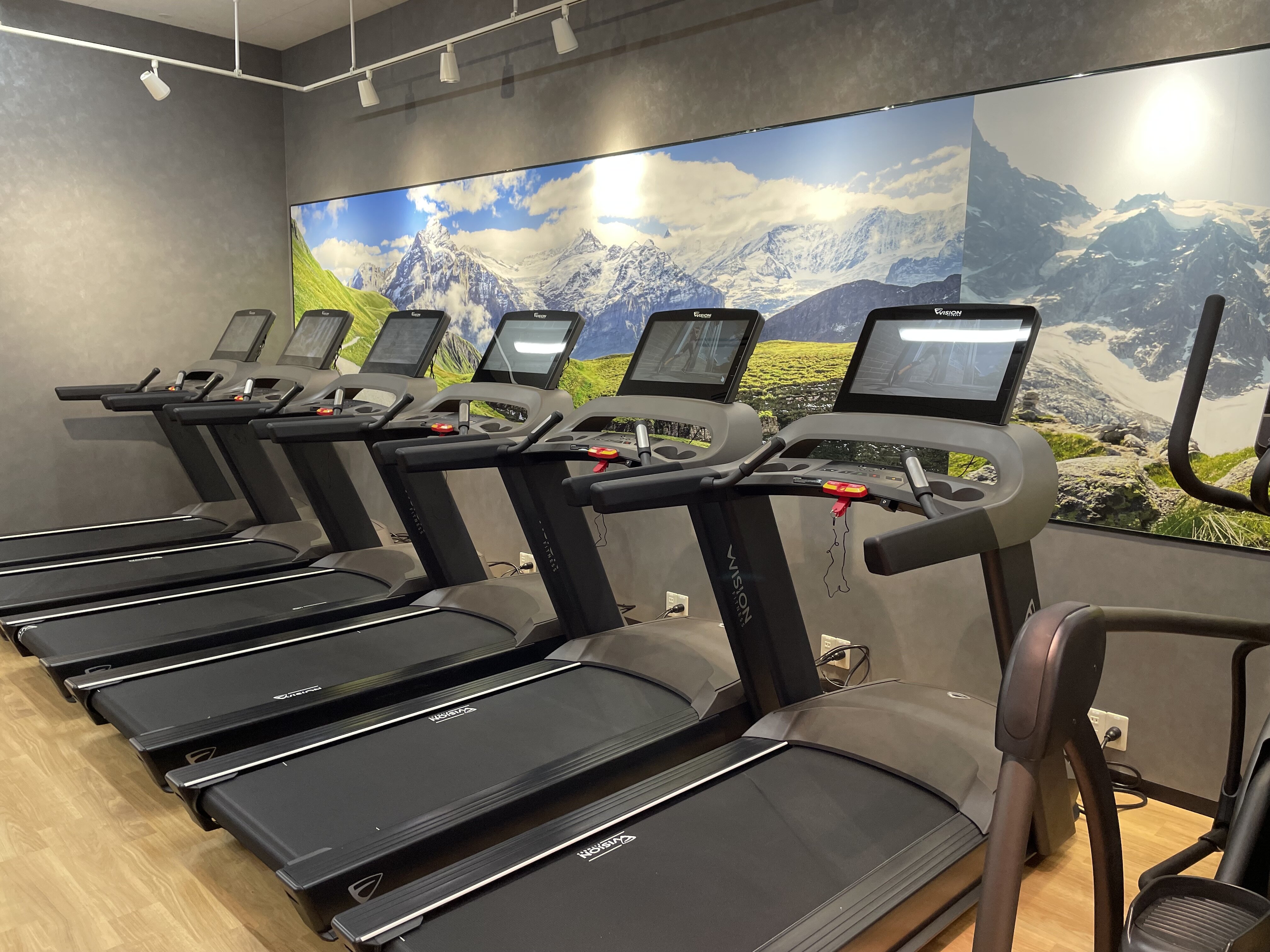 大人気のランニングマシンです。地上波TVも見ることができます。（ 磯子岡村店|神奈川県横浜市のフィットネスジム）