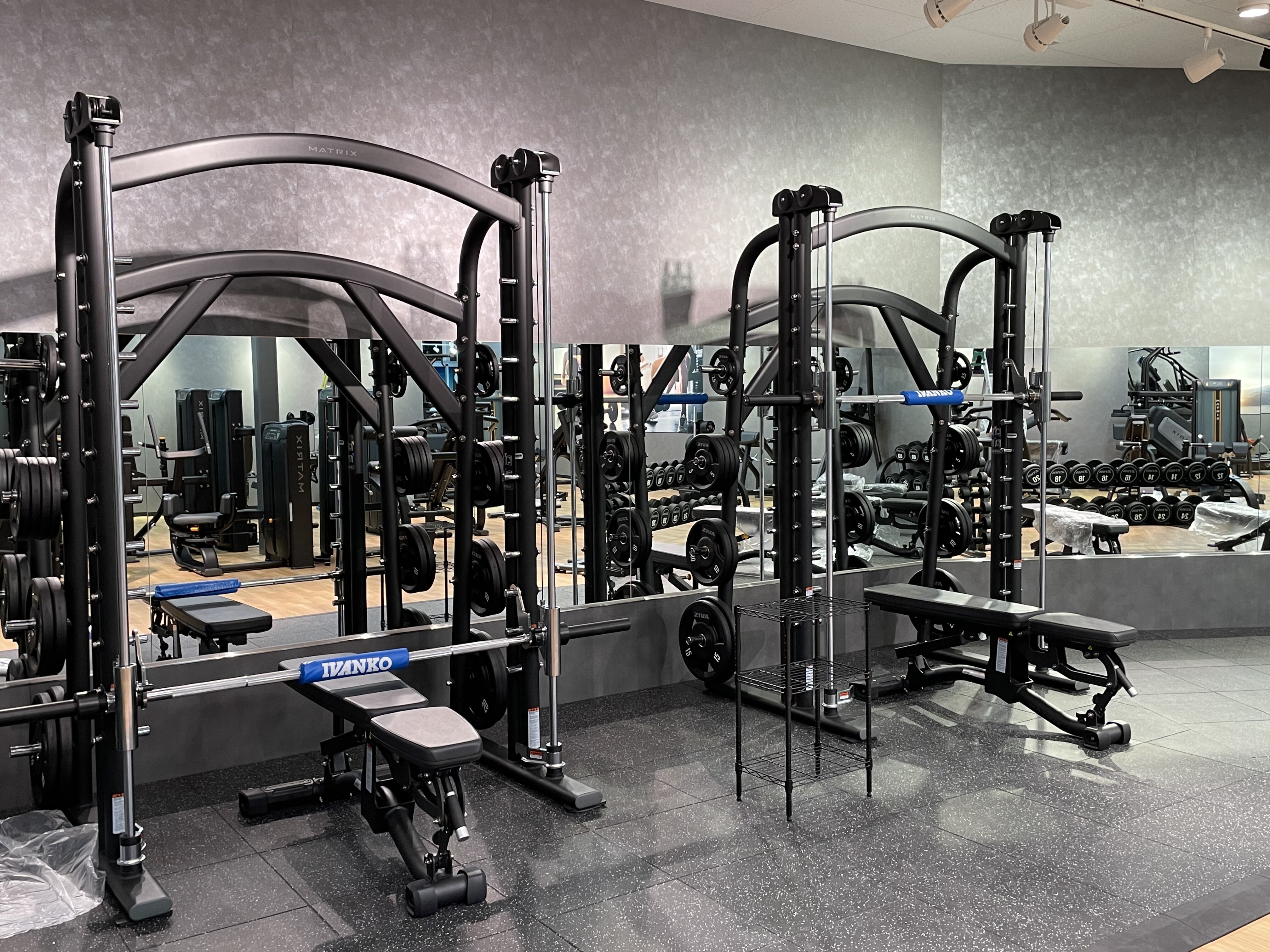 スミスマシン２台　パワーラック２台ご用意しております（ 磯子岡村店|神奈川県横浜市のフィットネスジム）