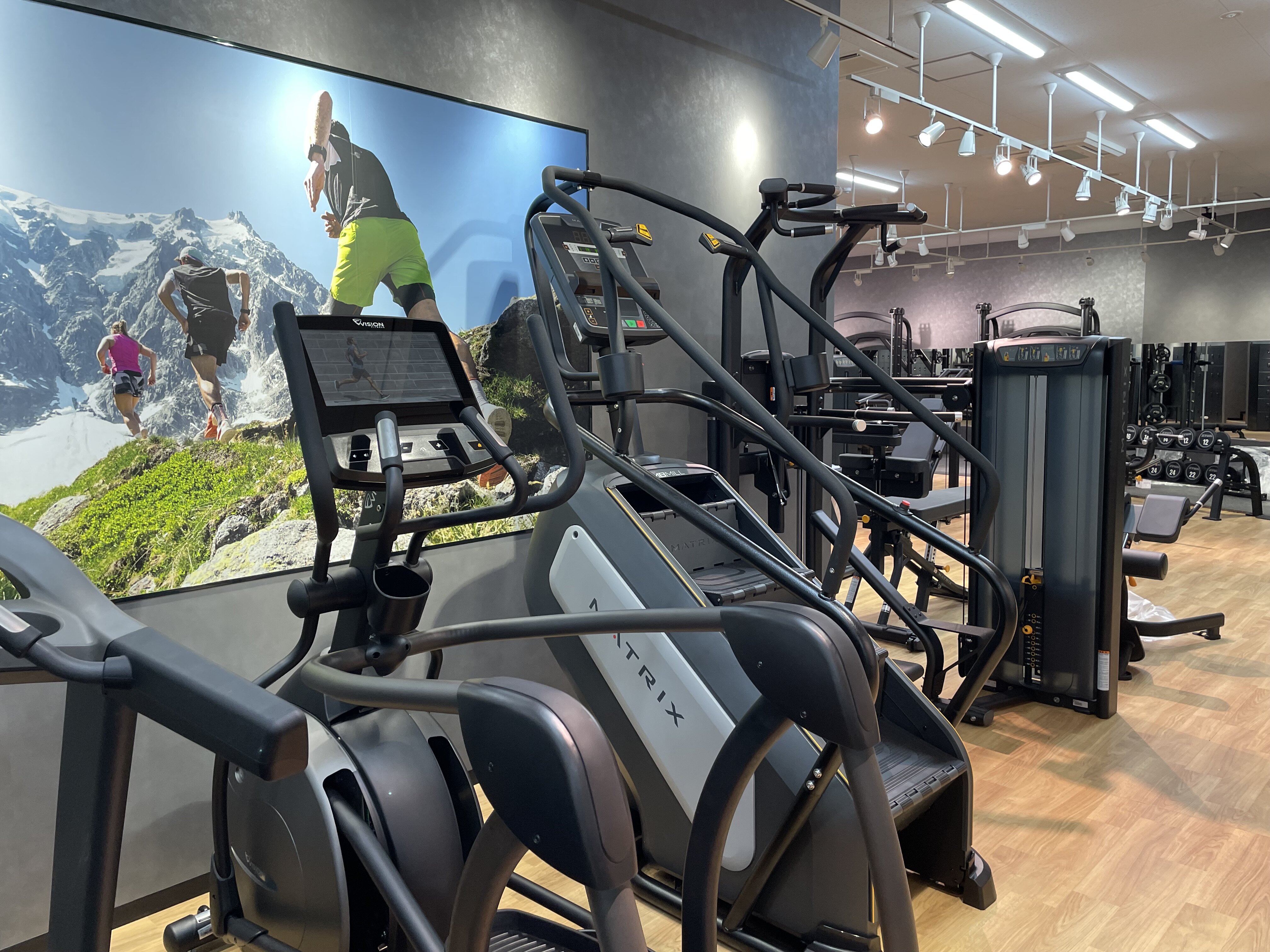 人気のクライムや懸垂アシストマシンを導入しています（ 磯子岡村店|神奈川県横浜市のフィットネスジム）