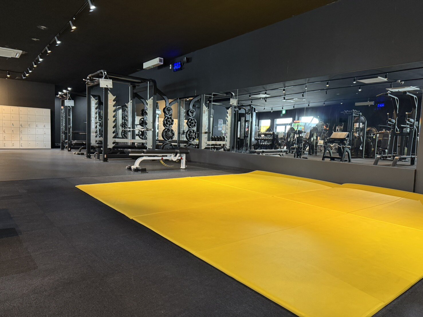 広々としたストレッチエリア（香取店|千葉県香取市のフィットネスジム）