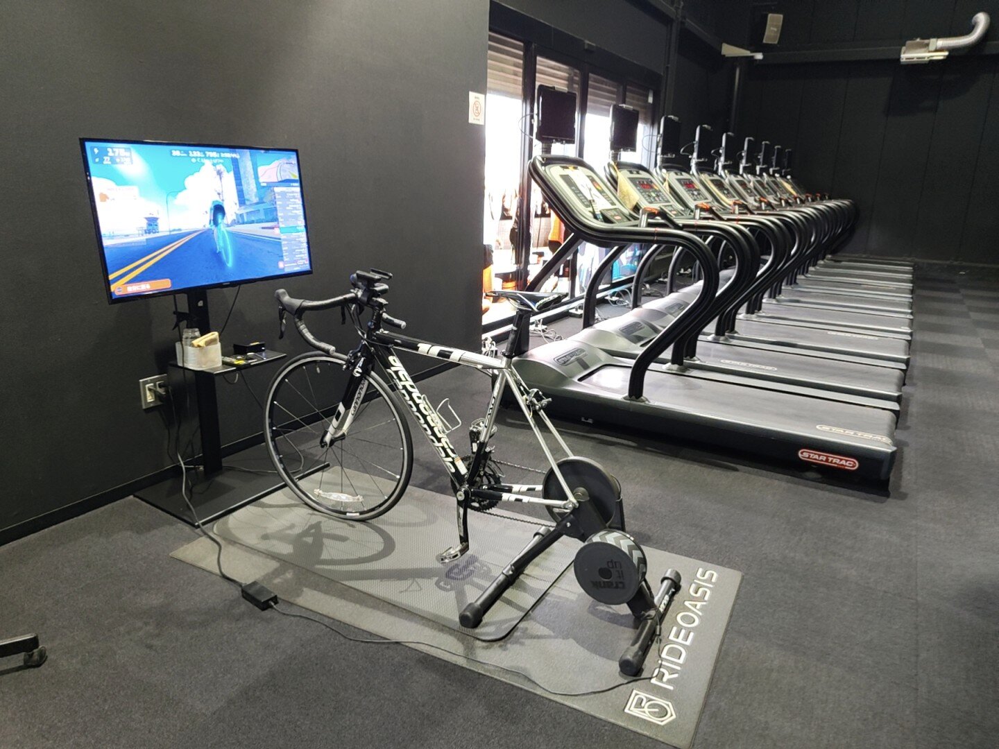 豊富な有酸素マシン！ゲーム形式でサイクリングできるZwiftも導入しています！（川越松郷店|埼玉県川越市のフィットネスジム）