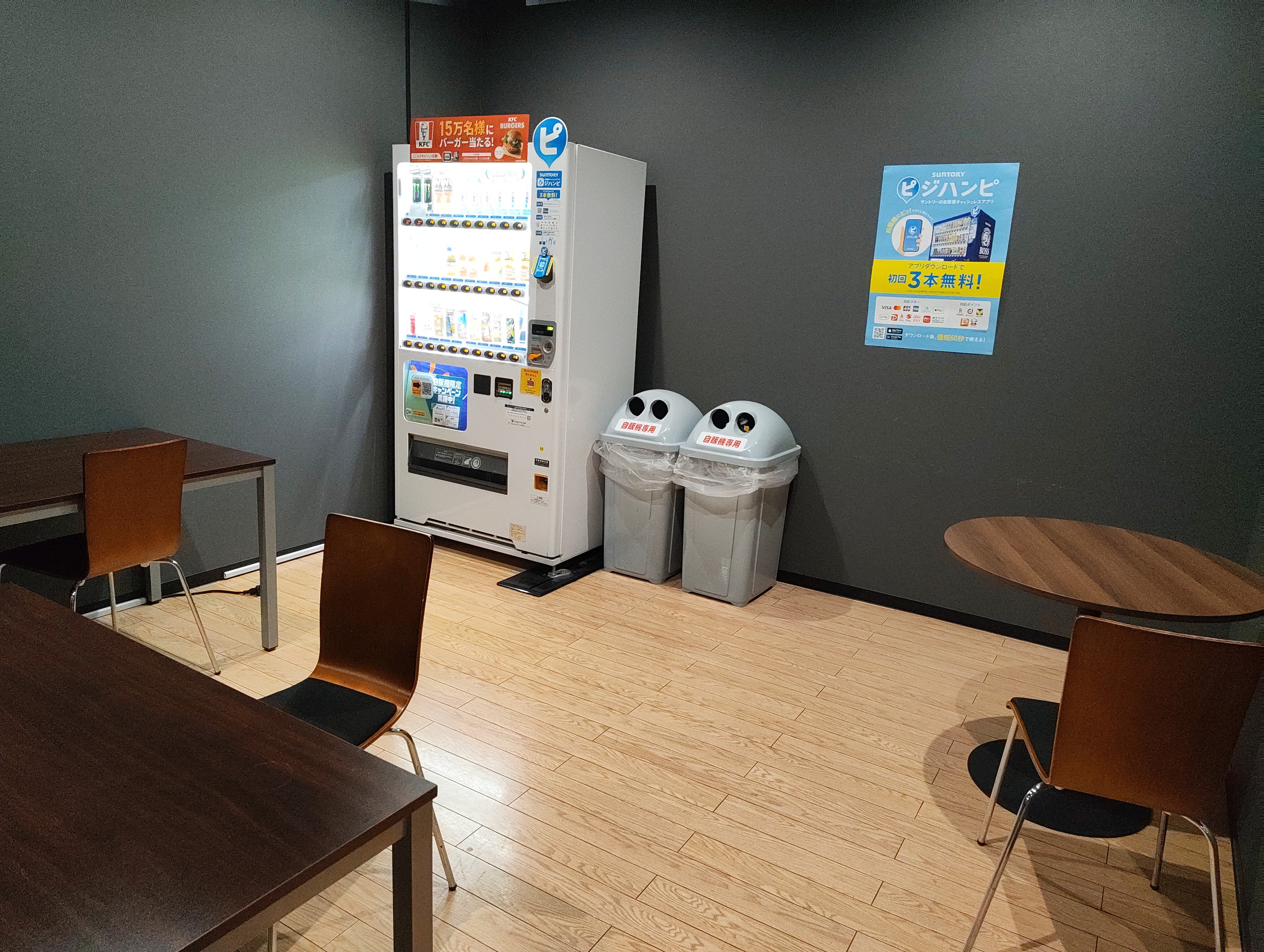 休憩ルーム。お勉強、デスクワークなどでもお使いいただけます！（川越松郷店|埼玉県川越市のフィットネスジム）