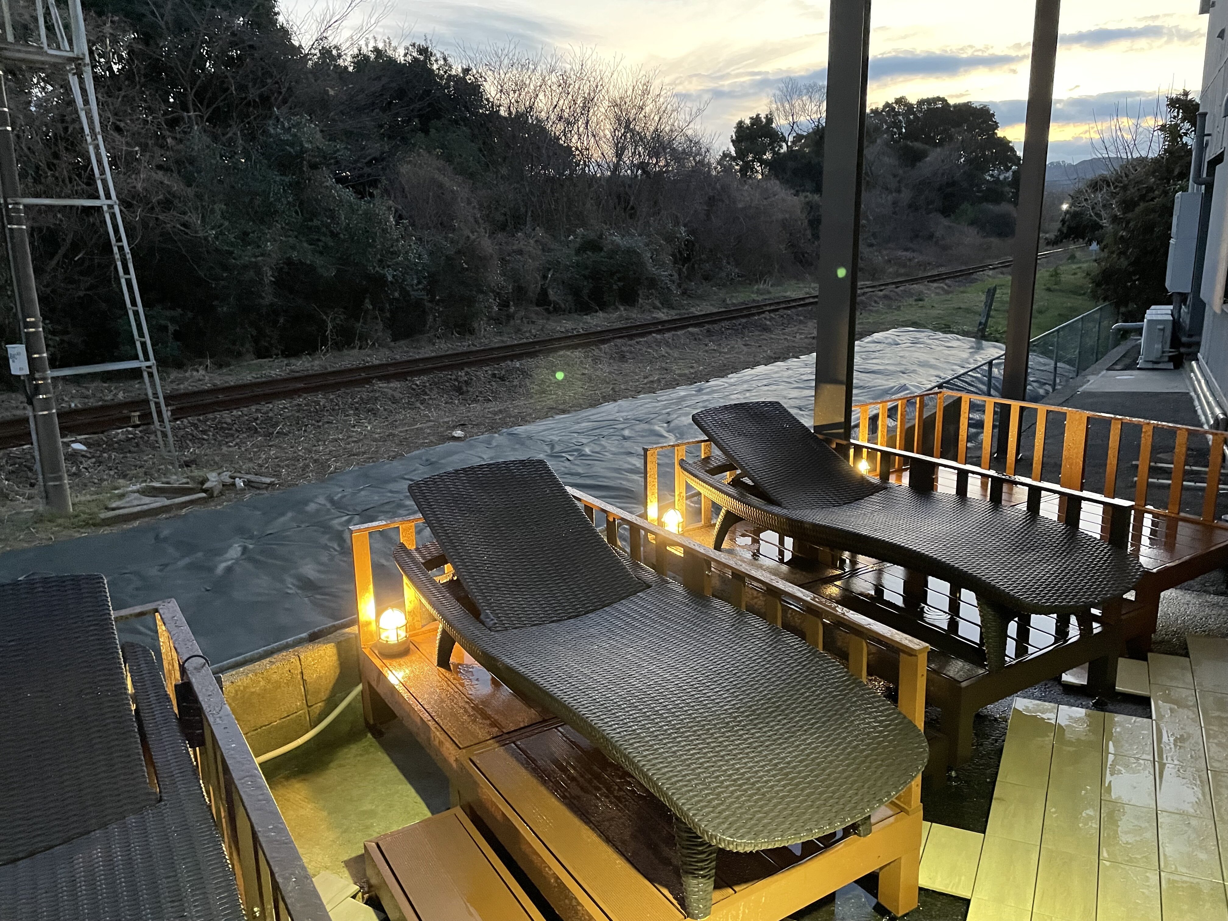 サウナの後の外気浴は電車を見ながら整うことも可能（川棚店|長崎県東彼杵郡のフィットネスジム）