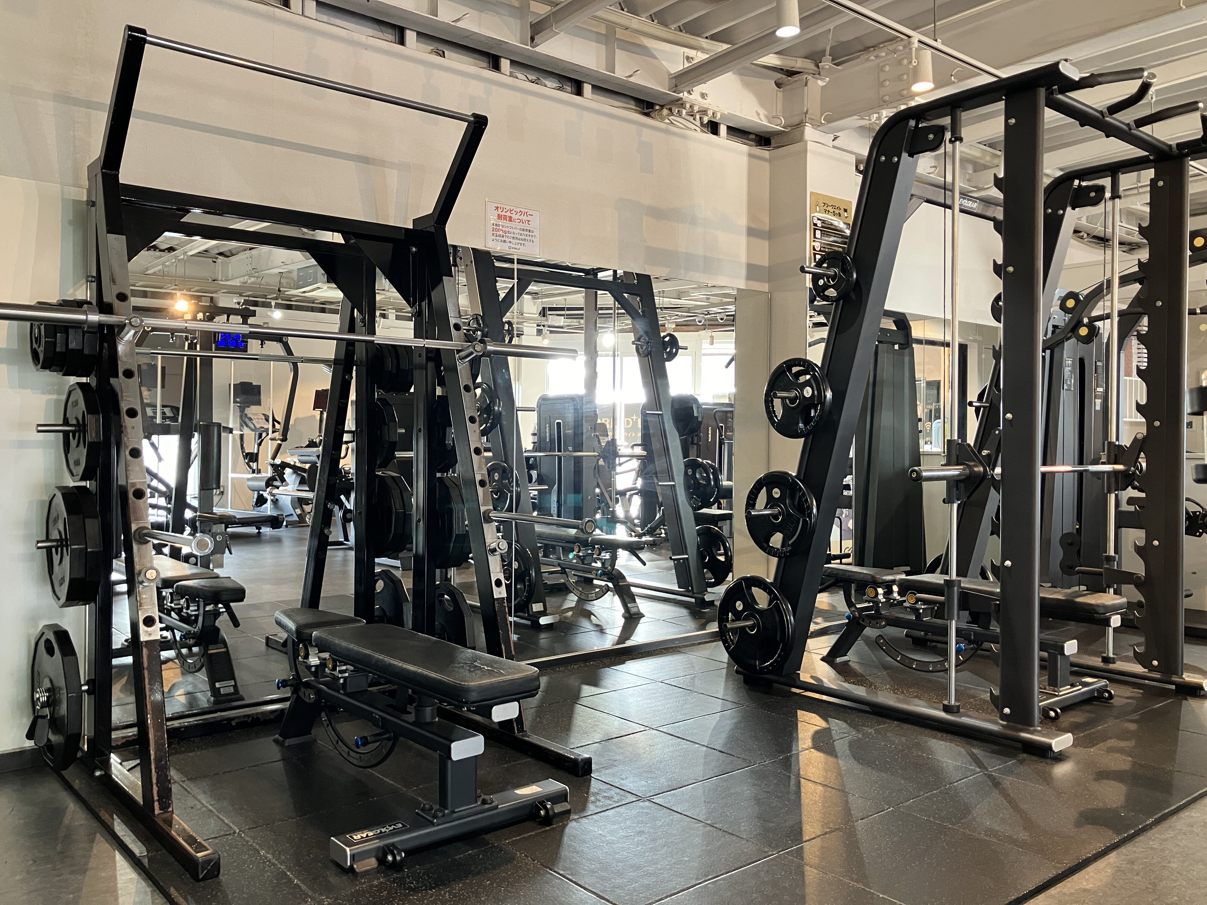 大人気のフリーウェイトスペース！（岸田堂店(ワールドプラスライト)|大阪府東大阪市のフィットネスジム）