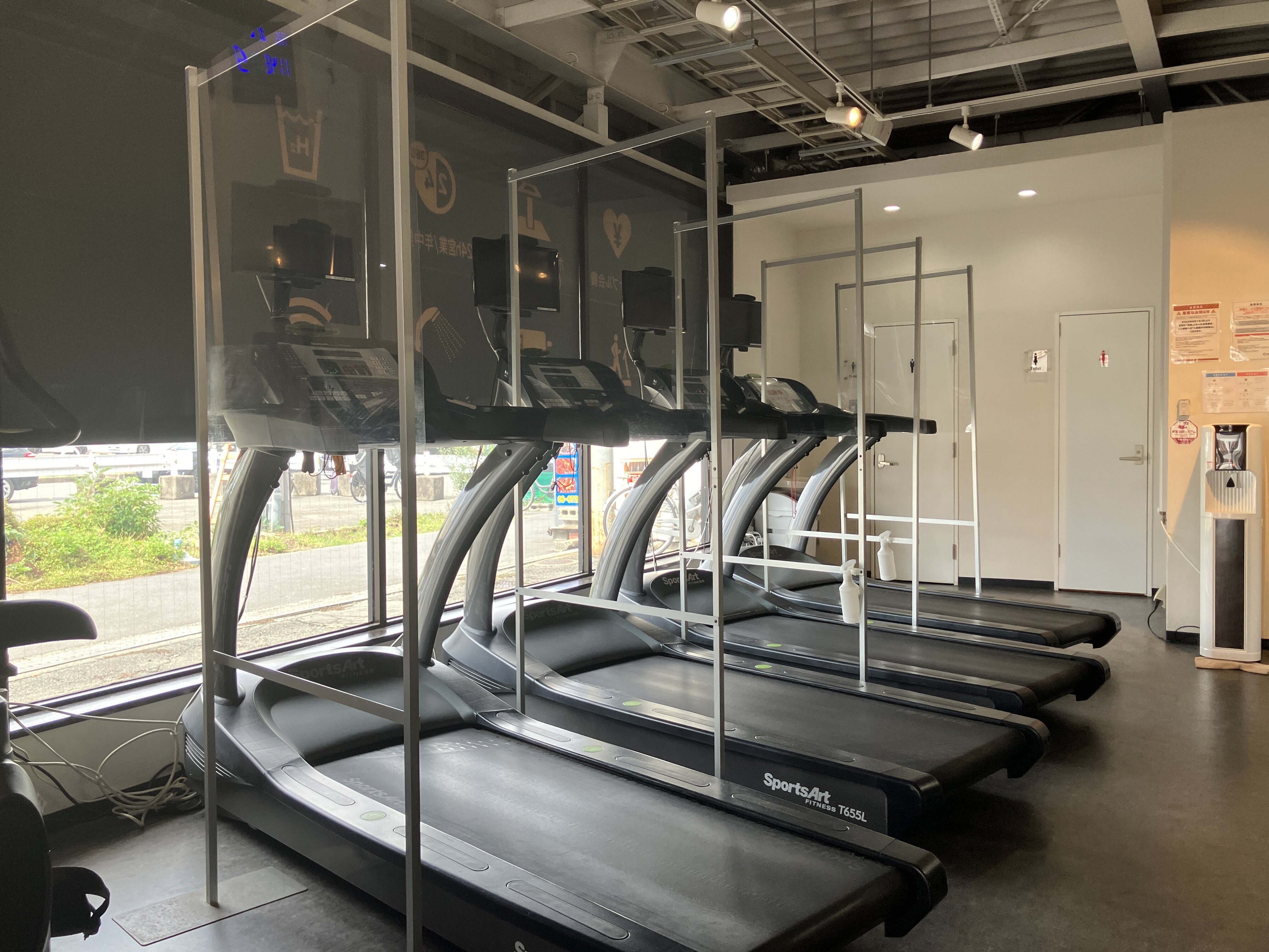 有酸素エリアにはパーテーションを設置！安心してご利用頂けます！（岸田堂店(ワールドプラスライト)|大阪府東大阪市のフィットネスジム）