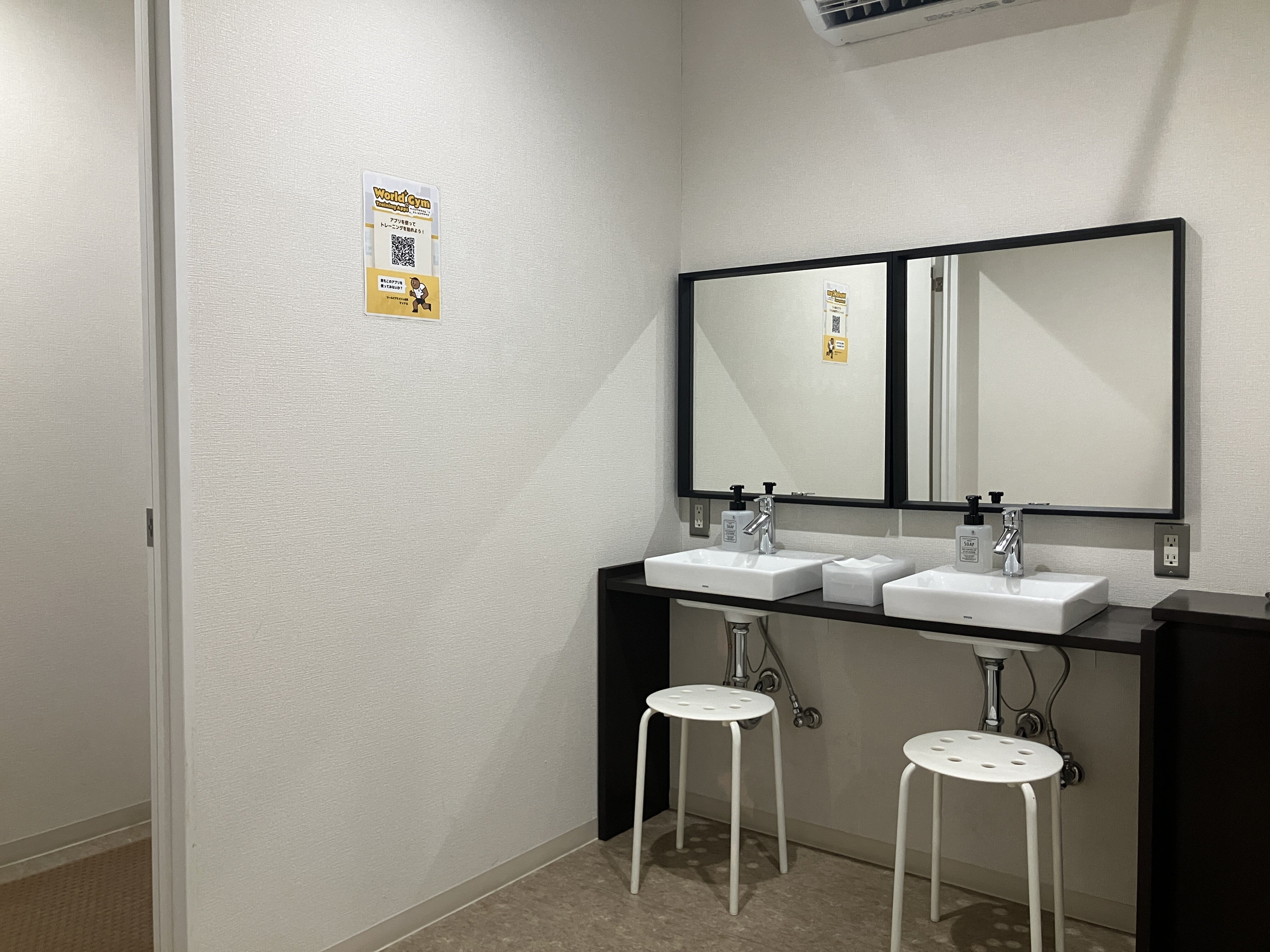 更衣室・シャワー室完備！（岸田堂店(ワールドプラスライト)|大阪府東大阪市のフィットネスジム）