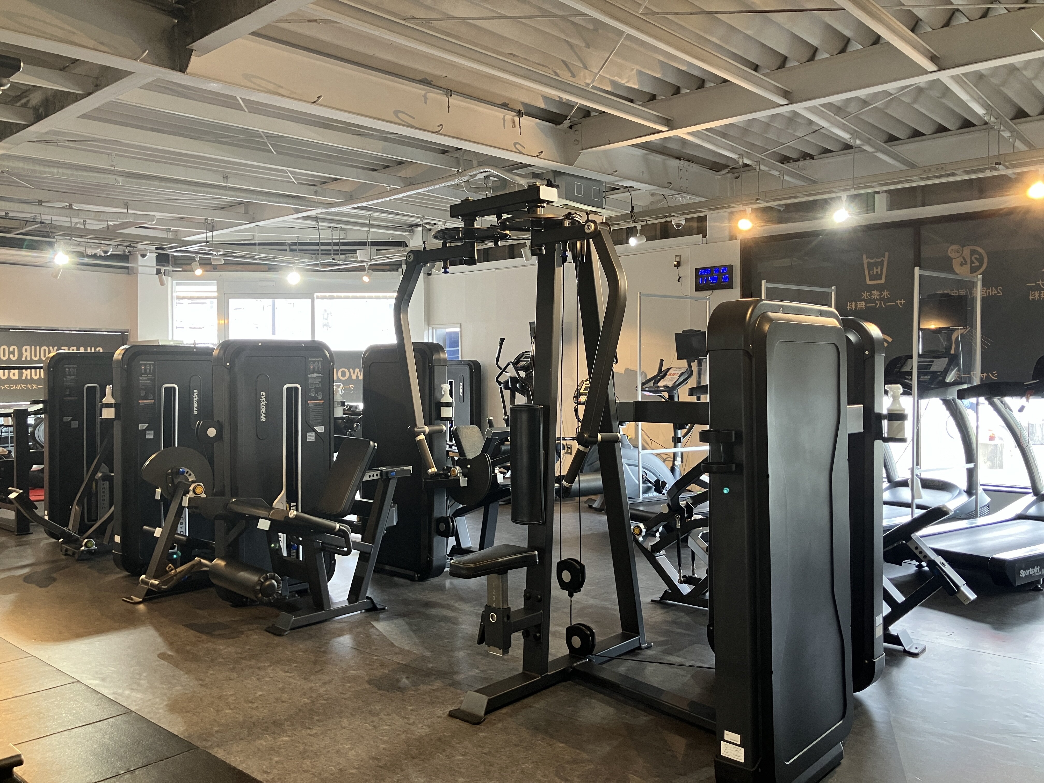 それぞれの筋肉にアプローチできるマシンを取り揃えております！（岸田堂店(ワールドプラスライト)|大阪府東大阪市のフィットネスジム）
