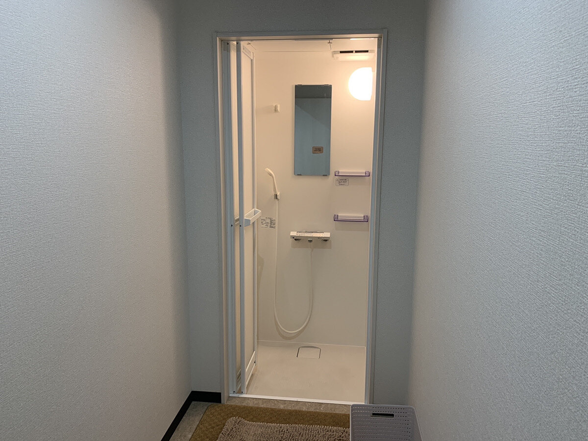 ゆったりとしたスペースのあるシャワー室（倉敷店）