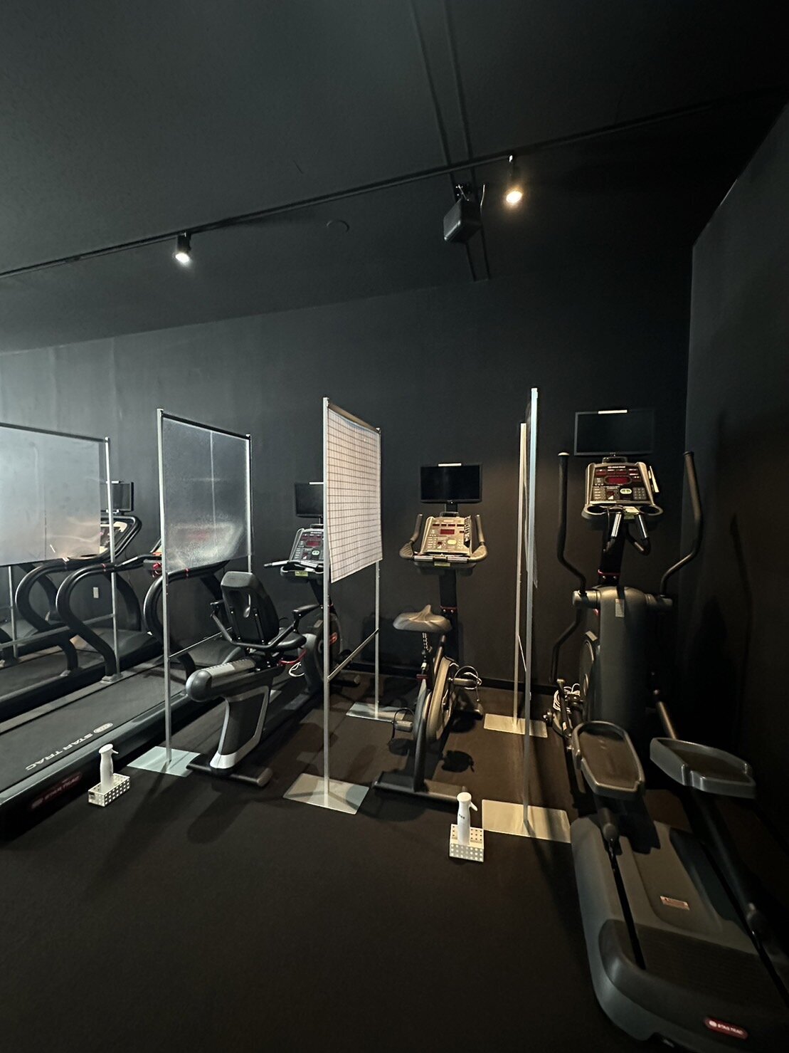 【バイク、クロストレーナー】パーテーションにはスモークフィルム採用、隣の目線気になりません！（松戸店|千葉県松戸市のフィットネスジム）