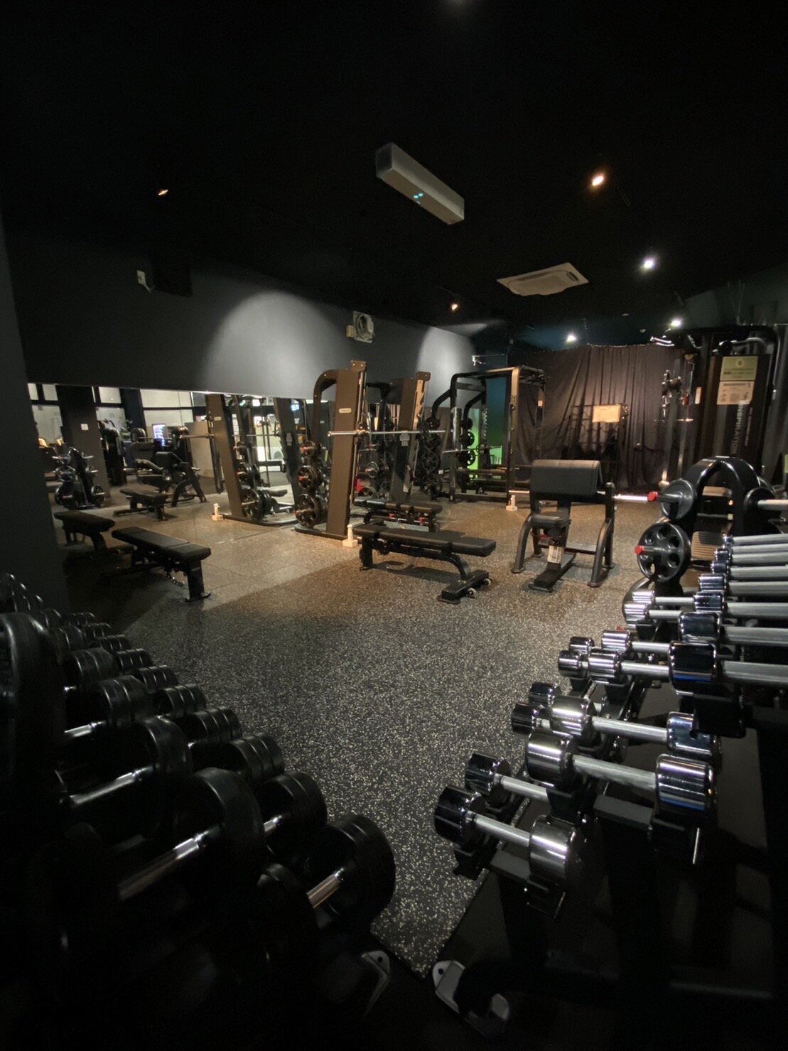 【フリーウェイト】パワーラック、スミス、ケーブルあり！ダンベルは１kg ~40kgまで設置（1マシン２０分制で運営しております。）（松戸店|千葉県松戸市のフィットネスジム）