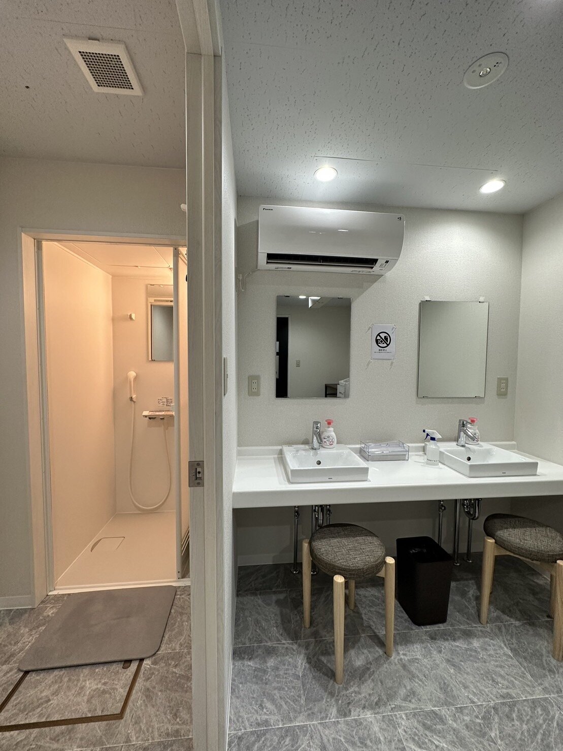 【シャワールーム】男女２個ずつブースあり！　シャンプー、ボディーソープ、バスタオル、ドライヤー無料貸出！！（松戸店|千葉県松戸市のフィットネスジム）