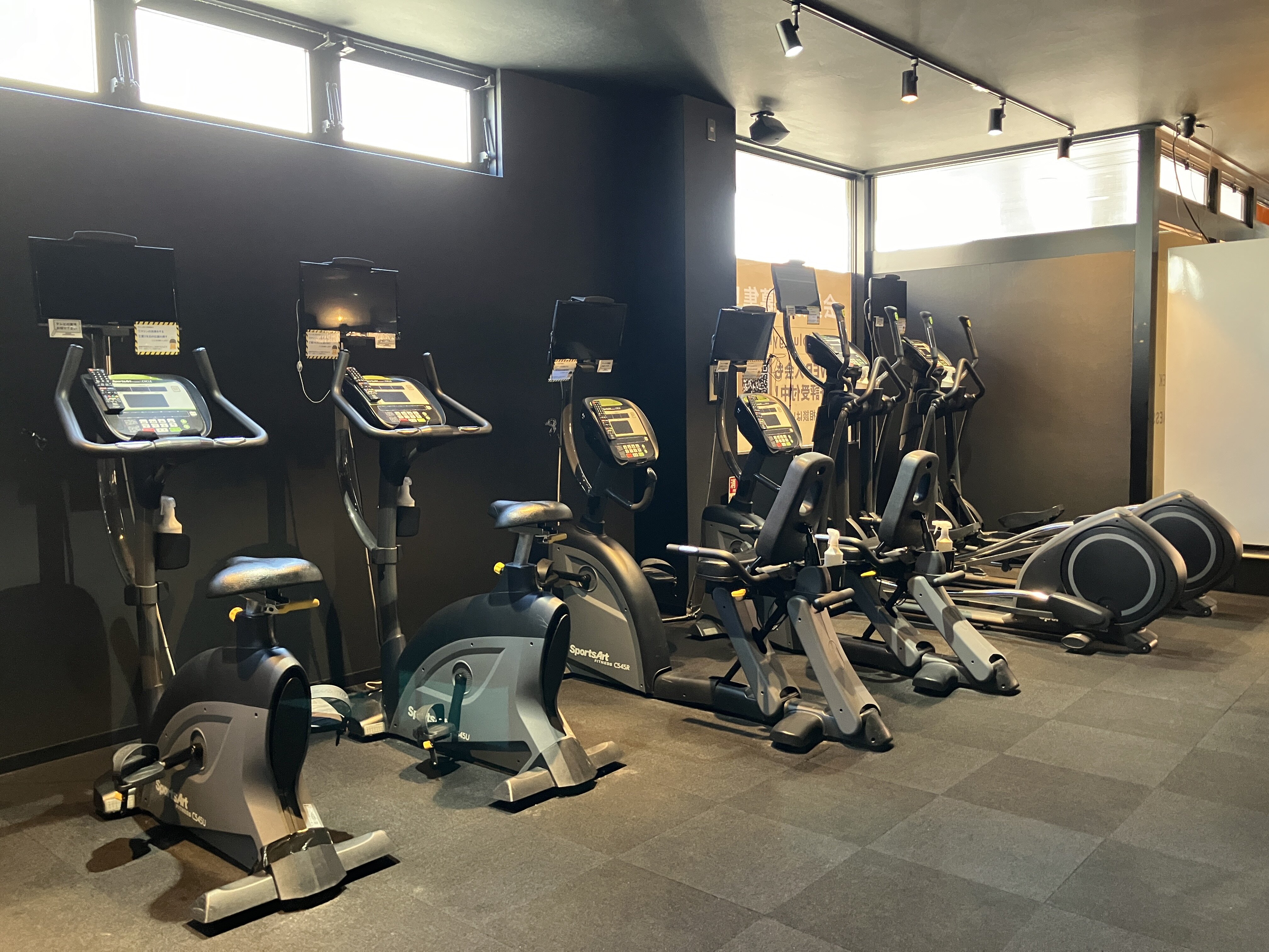 有酸素運動のマシンも豊富。バイクは2種類あり、お好きなタイプをお選びいただけます。（三木店|兵庫県三木市のフィットネスジム）