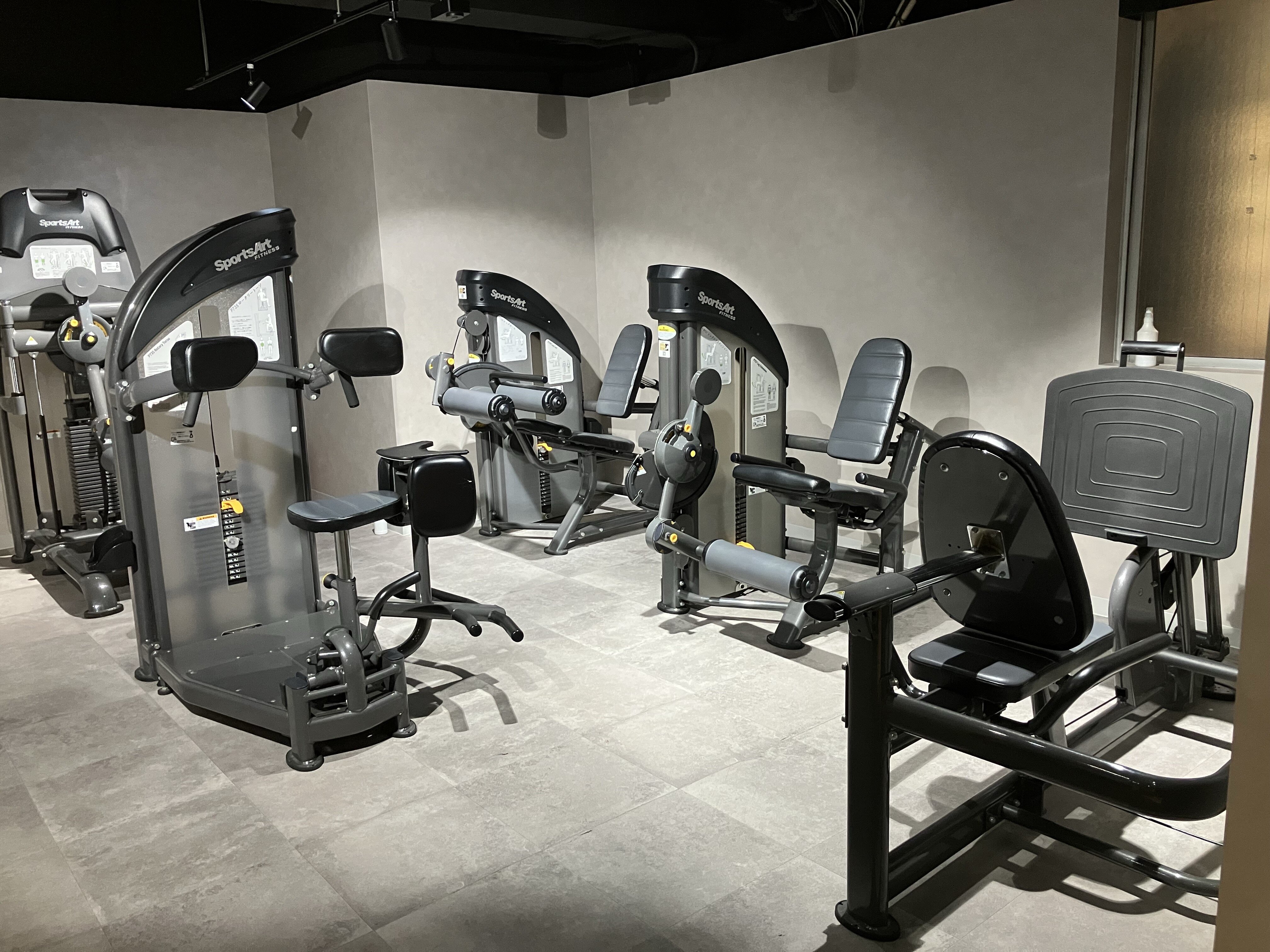 トレーニングマシンを完備したマシンエリアでは、初心者から上級者まで安心して筋力強化が可能です。（武蔵小山店|東京都品川区のフィットネスジム）