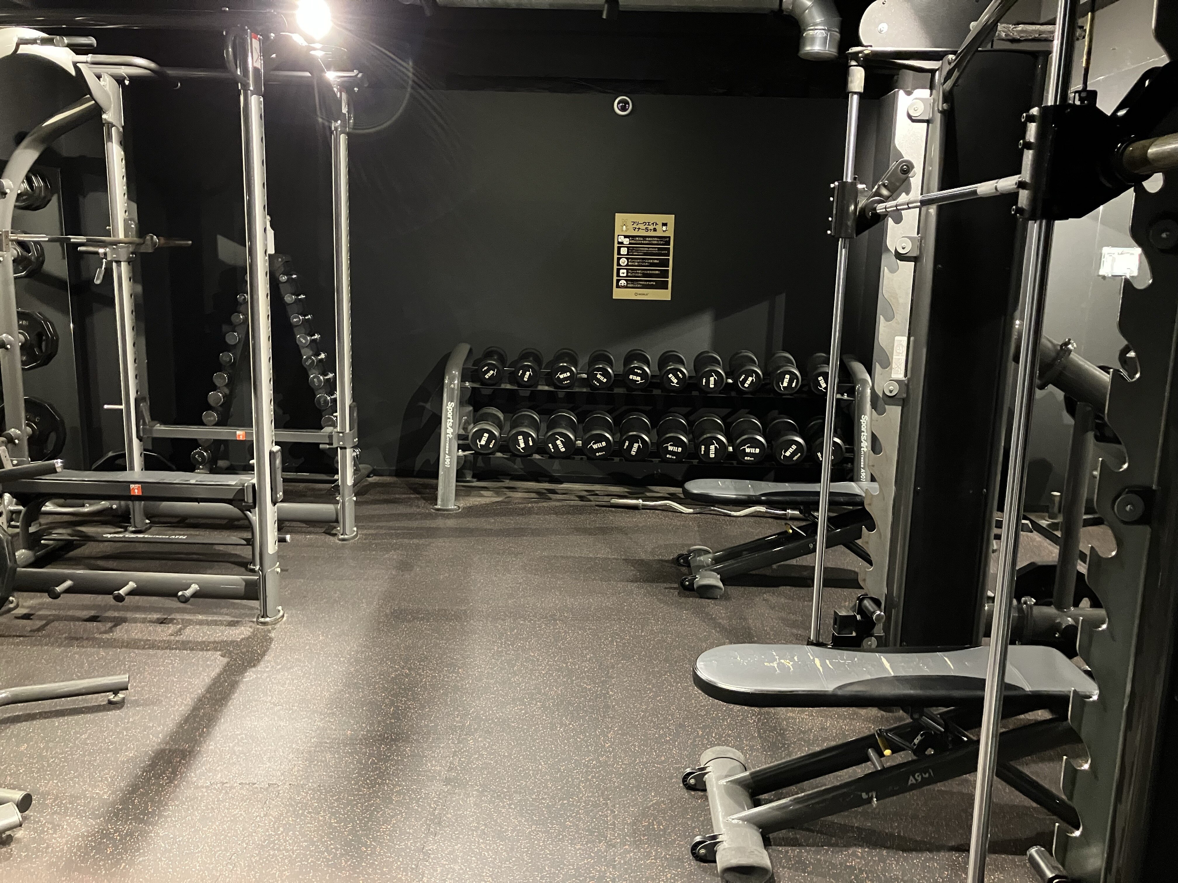 パワーラックやスミスマシンに加え、ダンベルを取り揃えたエリアをご用意。初級者から上級者まで、それぞれの目的に合わせて効率的に筋力アップを目指せます。（武蔵小山店|東京都品川区のフィットネスジム）