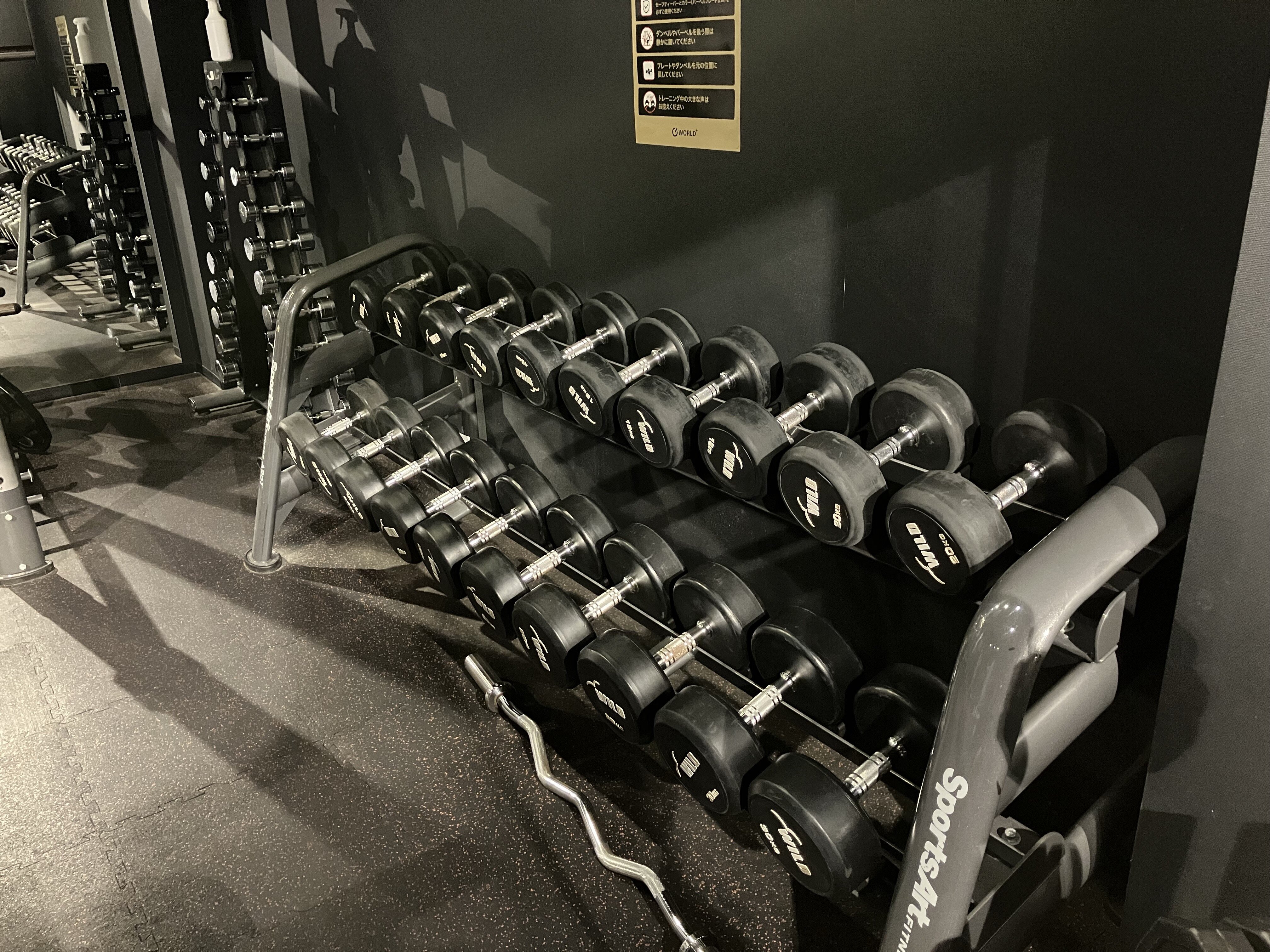 ダンベルは1kgから30kgまで多彩な重さを取り揃えています。女性の方や初心者にも安心、上級者の本格トレーニングにも対応可能です。（武蔵小山店|東京都品川区のフィットネスジム）