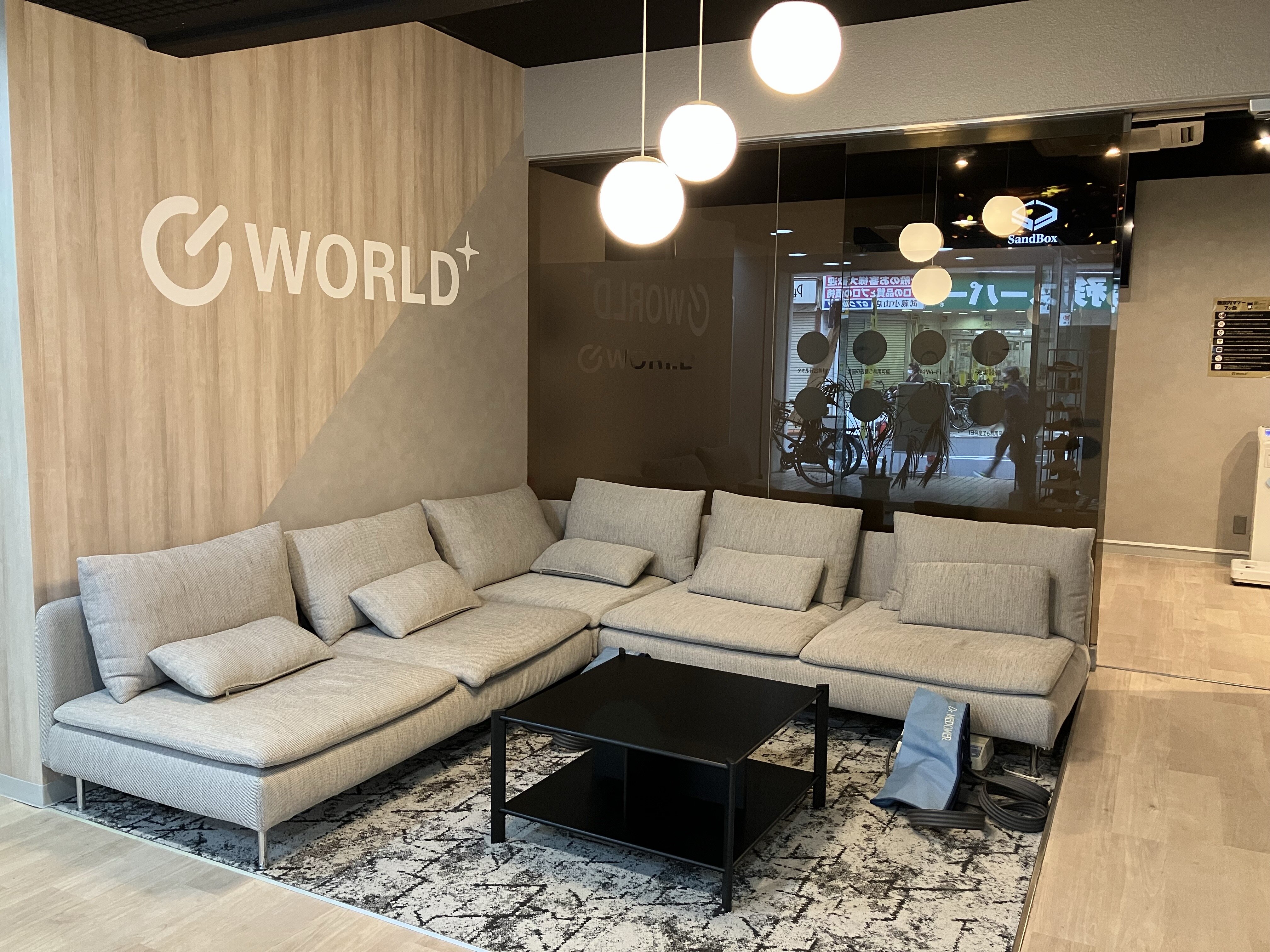 落ち着いた雰囲気の休憩スペースでは、ソファでゆったりとお過ごしいただけます。トレーニング前後のリラックスタイムに最適です。（武蔵小山店|東京都品川区のフィットネスジム）