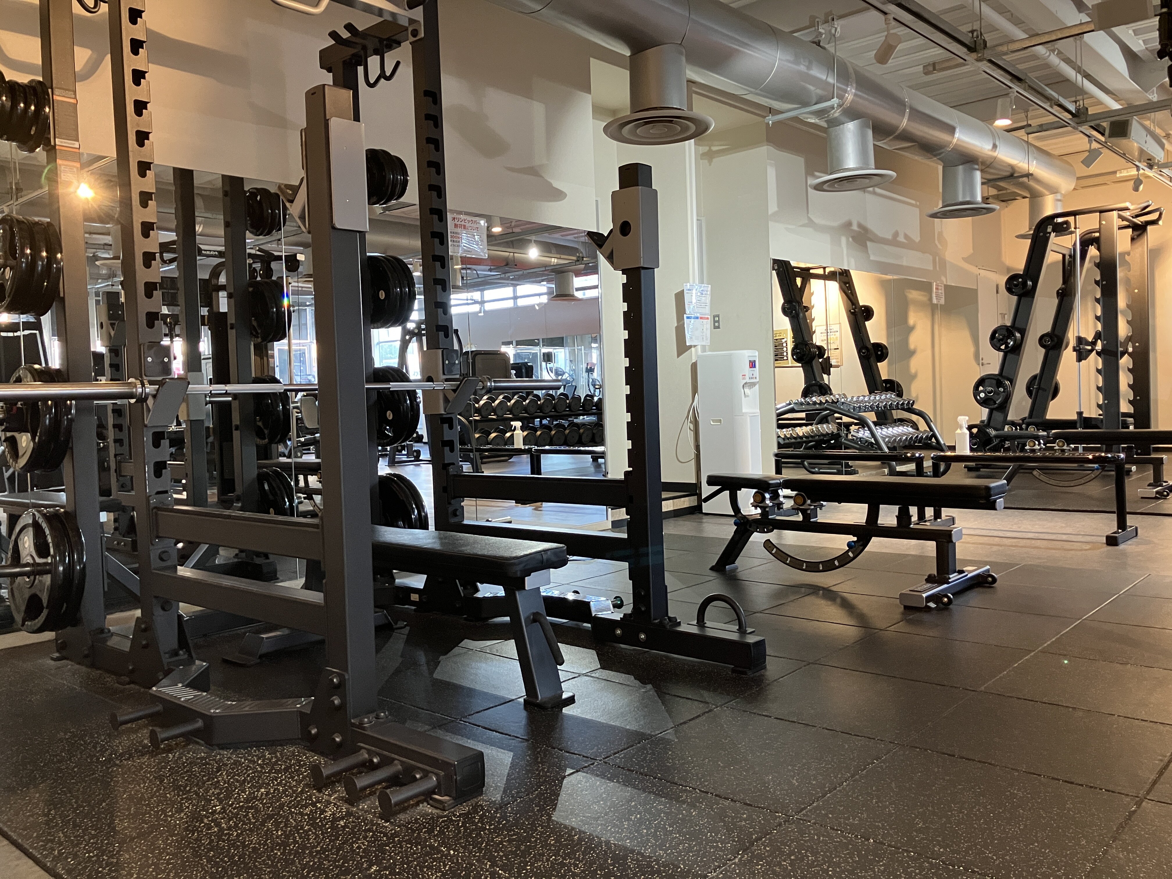 大人気のフリーウェイトスペース!(西野店(ワールドプラスライト)|兵庫県伊丹市のフィットネスジム)