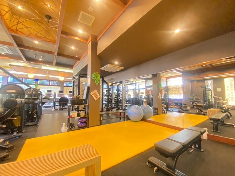 ストレッチエリアではトレーニングの前後に身体を存分にほぐすことが可能です◎（葵店|静岡県浜松市中央区のフィットネスジム）