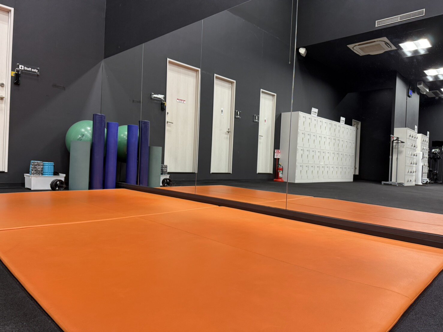 広々としたストレッチエリア(龍ヶ崎店|茨城県龍ヶ崎市のフィットネスジム)