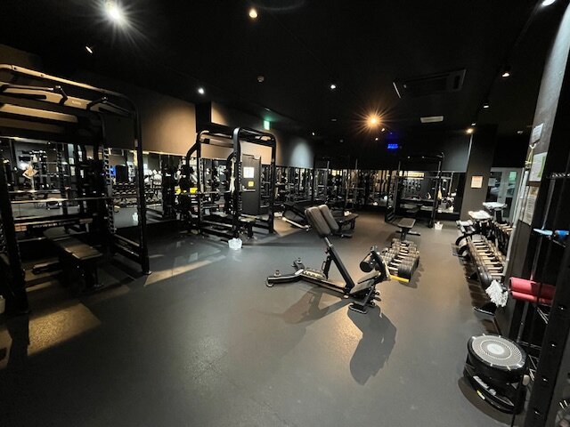 スミスマシン2台、パワーラック２台あり！ダンベルは１～50㎏まで取り揃えております！（仙台泉店|宮城県仙台市泉区のフィットネスジム）