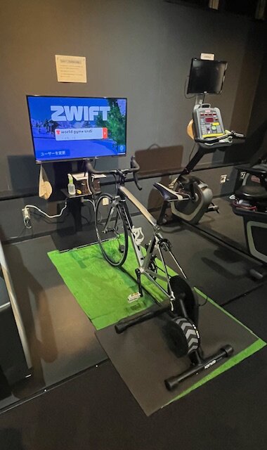 自転車ワークアウトZWIFTを無料で利用できます！ゲーム感覚で楽しく運動することができます！（仙台泉店|宮城県仙台市泉区のフィットネスジム）