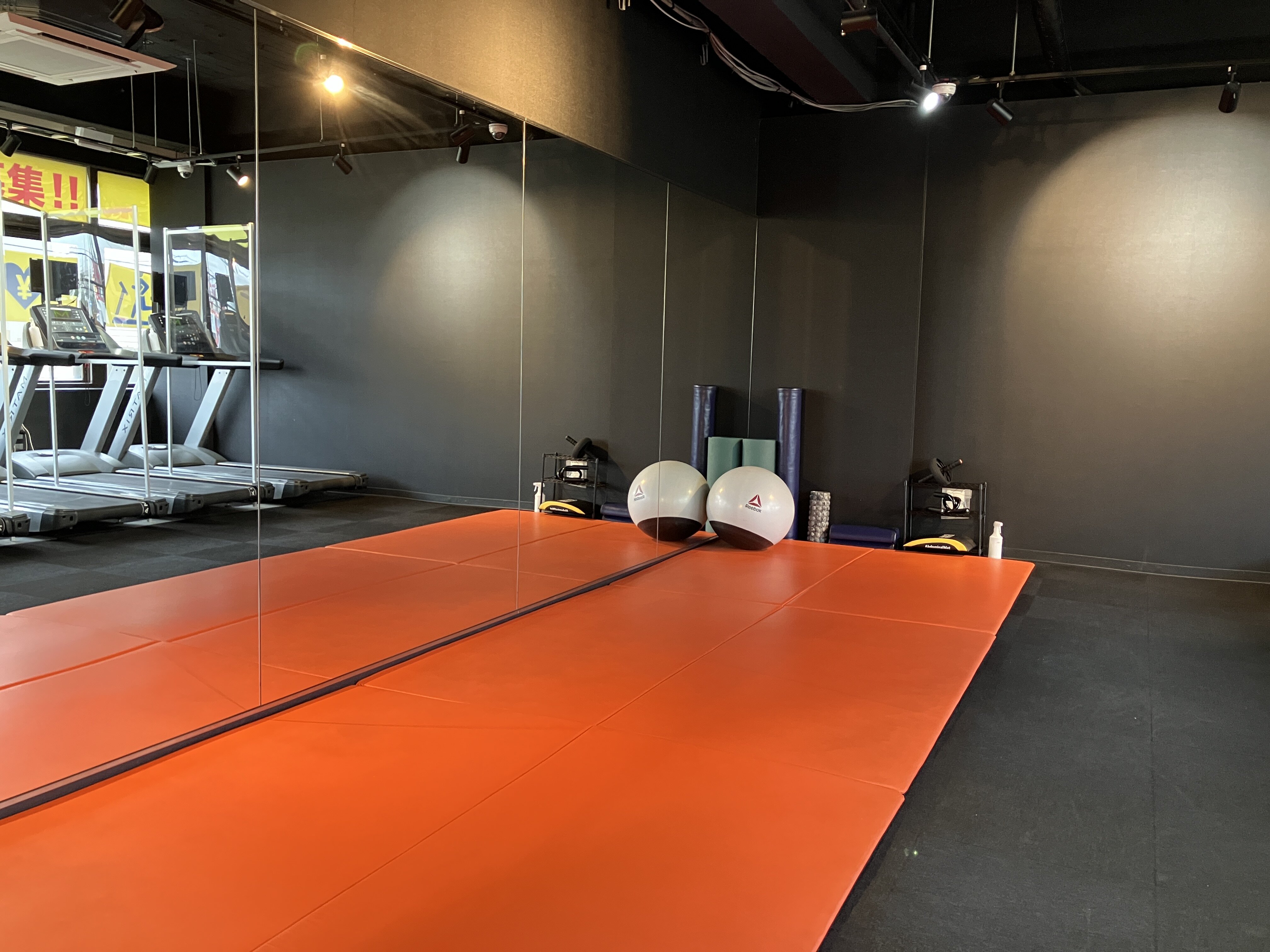ソーシャルディスタンスを確保しながら広々とストレッチできます。（摂津富田店|大阪府高槻市のフィットネスジム）