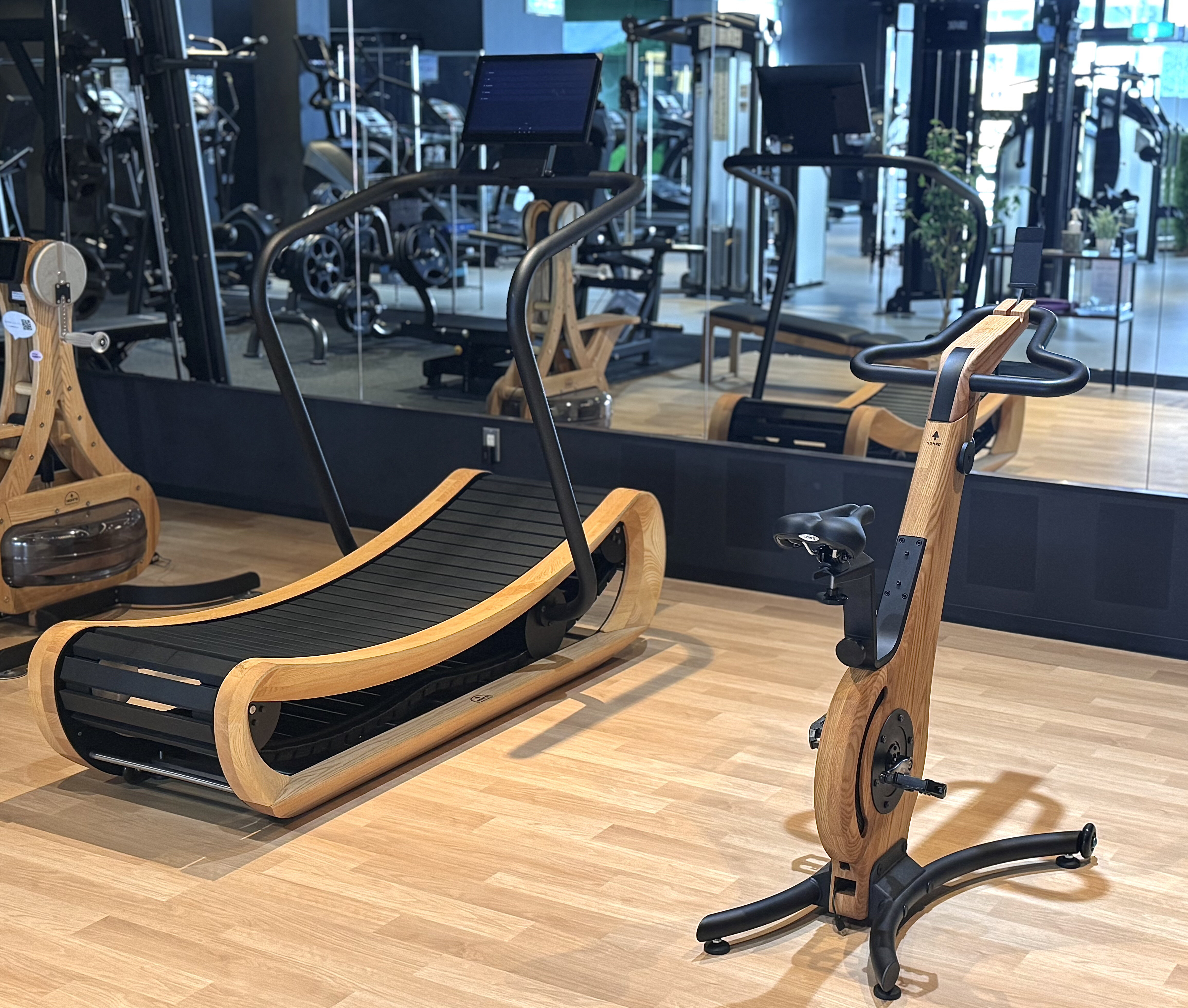 レディースエリアに自走式トレッドミルとバイクを増設しました。 おしゃれな木目調のデザインで、リラックスしながらトレーニングが可能です。 ぜひこの機会にご利用ください。（渋川店|群馬県渋川市のフィットネスジム）