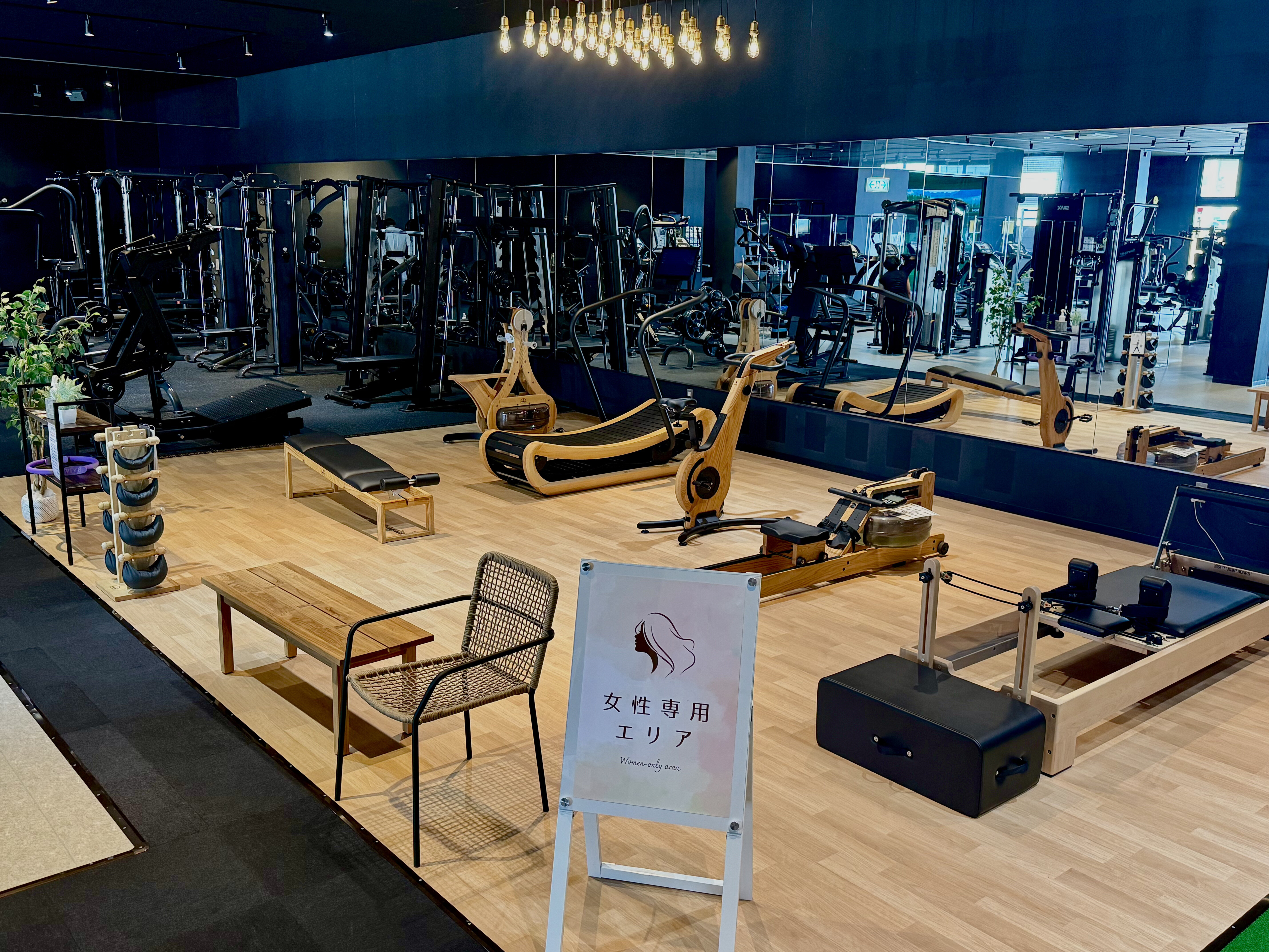 女性専用エリア完備。木目調でかわいいピラティスマシンなど４種類のマシンを用意し、安心・快適な環境でトレーニングに集中できます。（渋川店|群馬県渋川市のフィットネスジム）