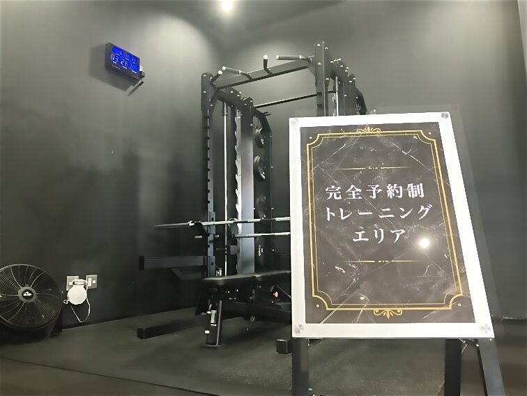 完全予約制のトレーニングエリアで、周囲を気にせず集中してトレーニングに取り組めます。本格的なトレーニングをしたい方や、自分のペースでじっくり鍛えたい方におすすめのエリアです！（渋川店|群馬県渋川市のフィットネスジム）
