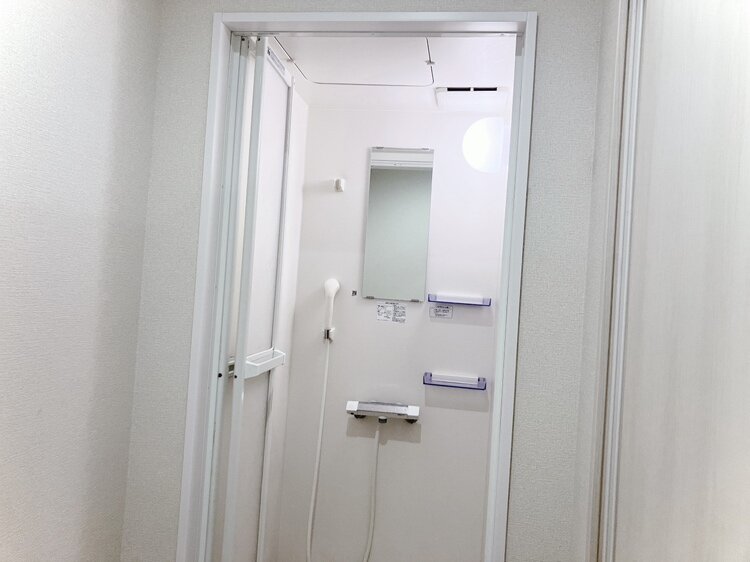 シャワールーム(無料)完備！※男性・女性更衣室にそれぞれ2部屋ずつございます！（清水店|静岡県静岡市清水区のフィットネスジム）