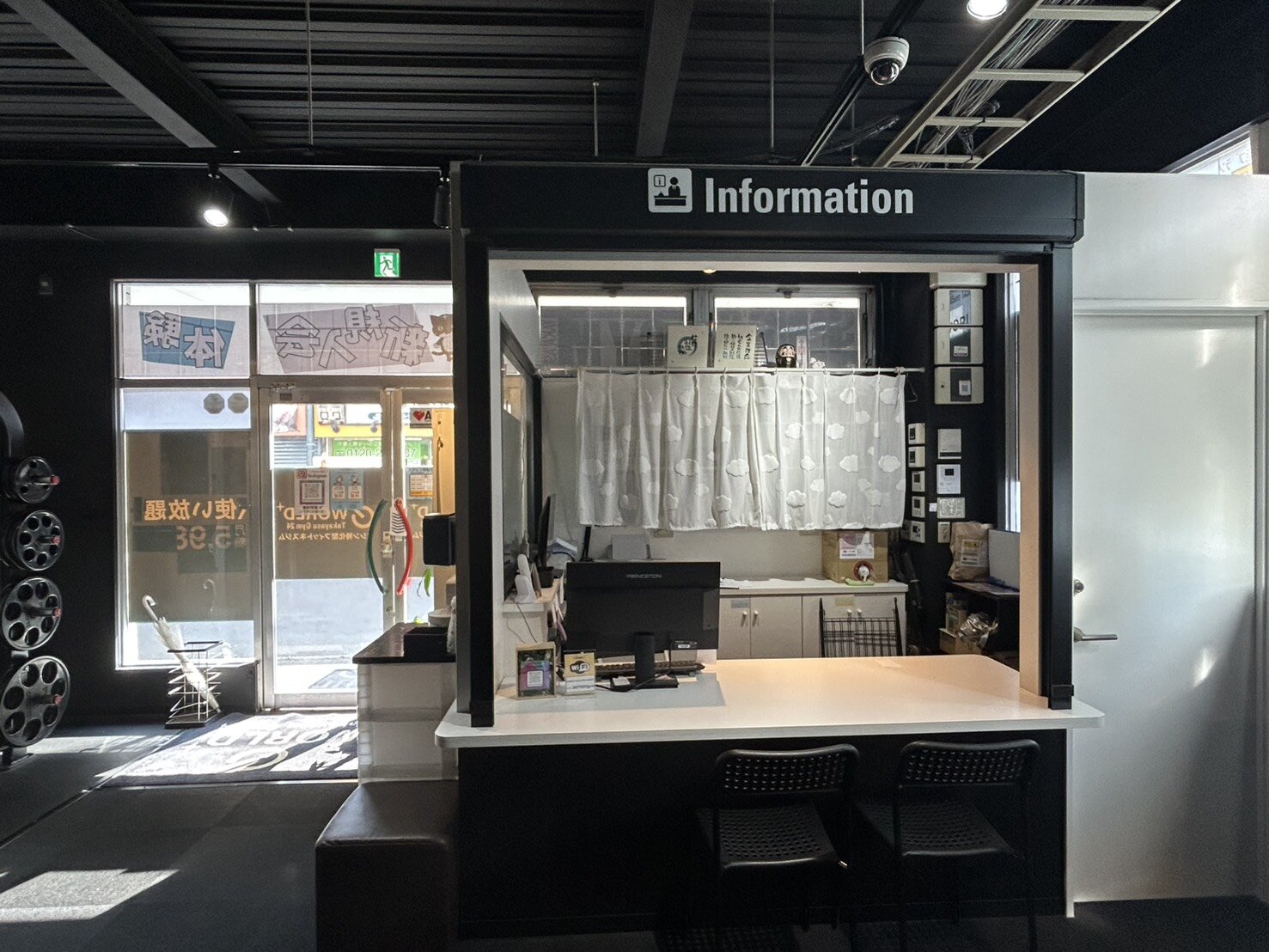 受付
スタッフが丁寧にご案内します！ お気軽にお声がけください♪（高安店|大阪府八尾市のフィットネスジム）