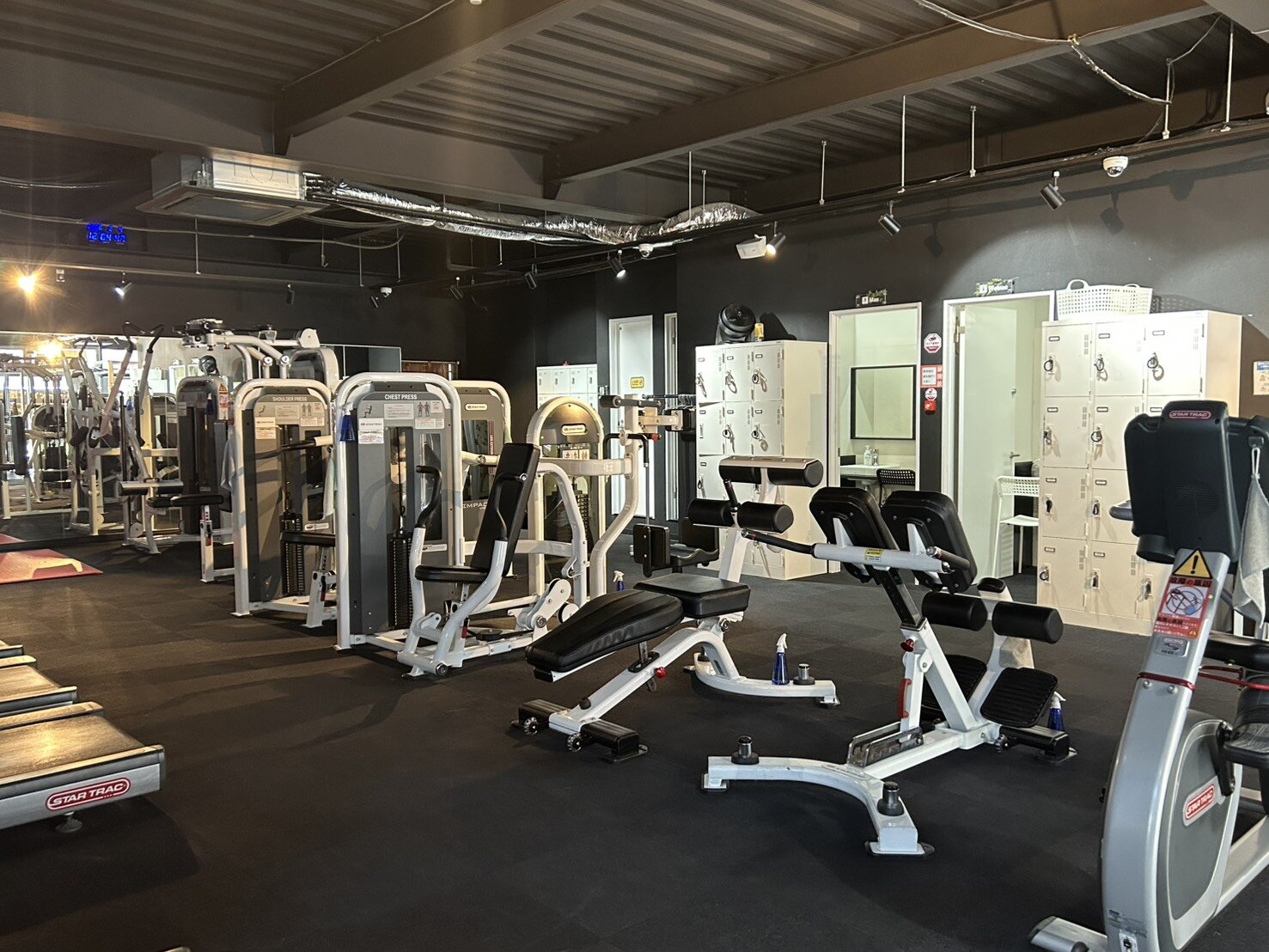 店内マシーン
マシンは高品質で世界的にも人気があるノーチラス製です！ 使いやすいので初心者から上級者にもお勧めです♪（高安店|大阪府八尾市のフィットネスジム）