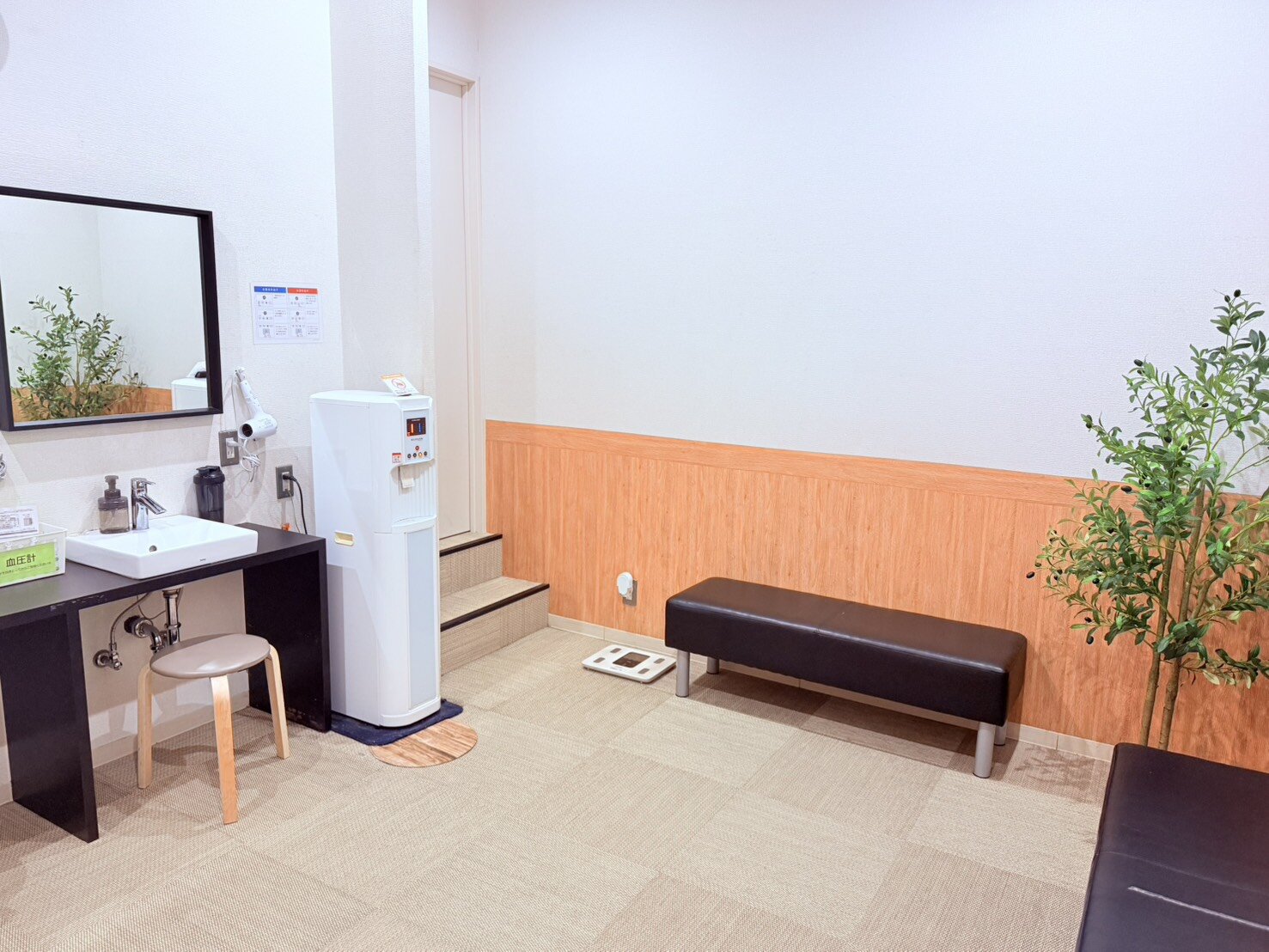 男女各更衣室には無料の水素水サーバー設置しております！ボトルはご持参ください♪（豊郷店|滋賀県犬上郡のフィットネスジム）