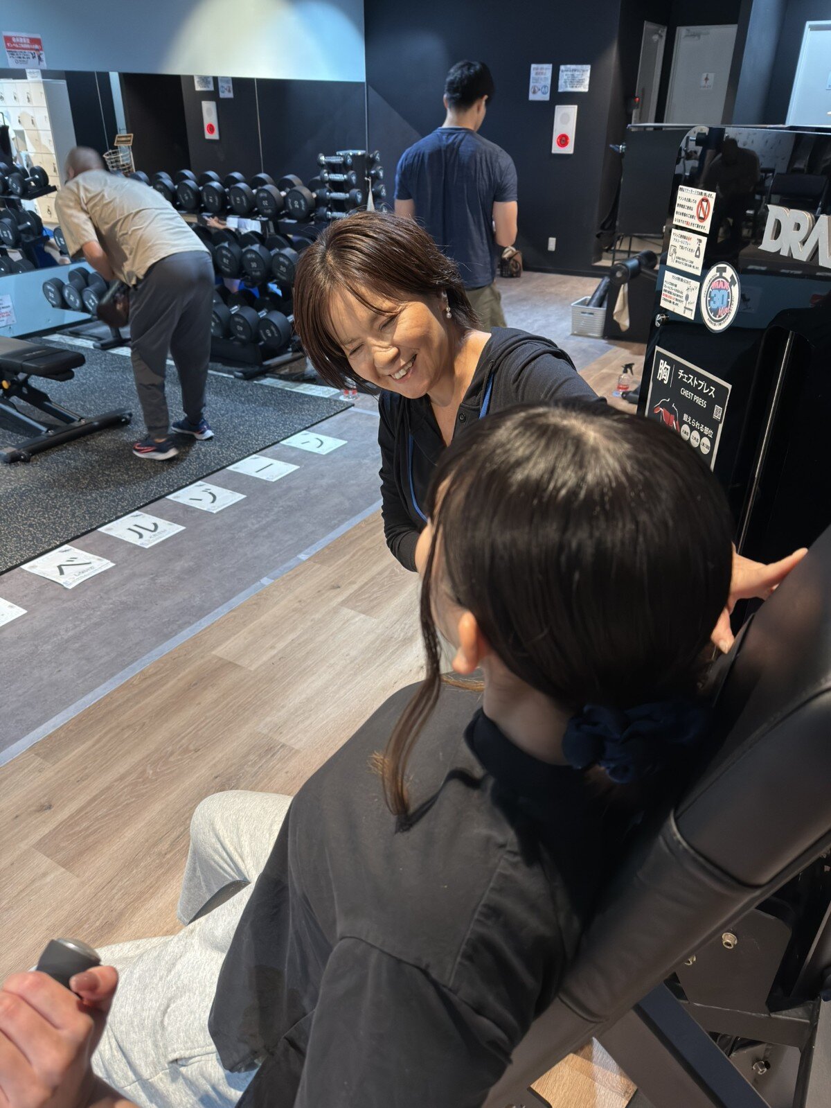 トレーニング中もわからないことがあればいつでもアドバイス。1人でトレーニングを頑張るためのお手伝いをします。（津山小田中店|岡山県津山市のフィットネスジム）